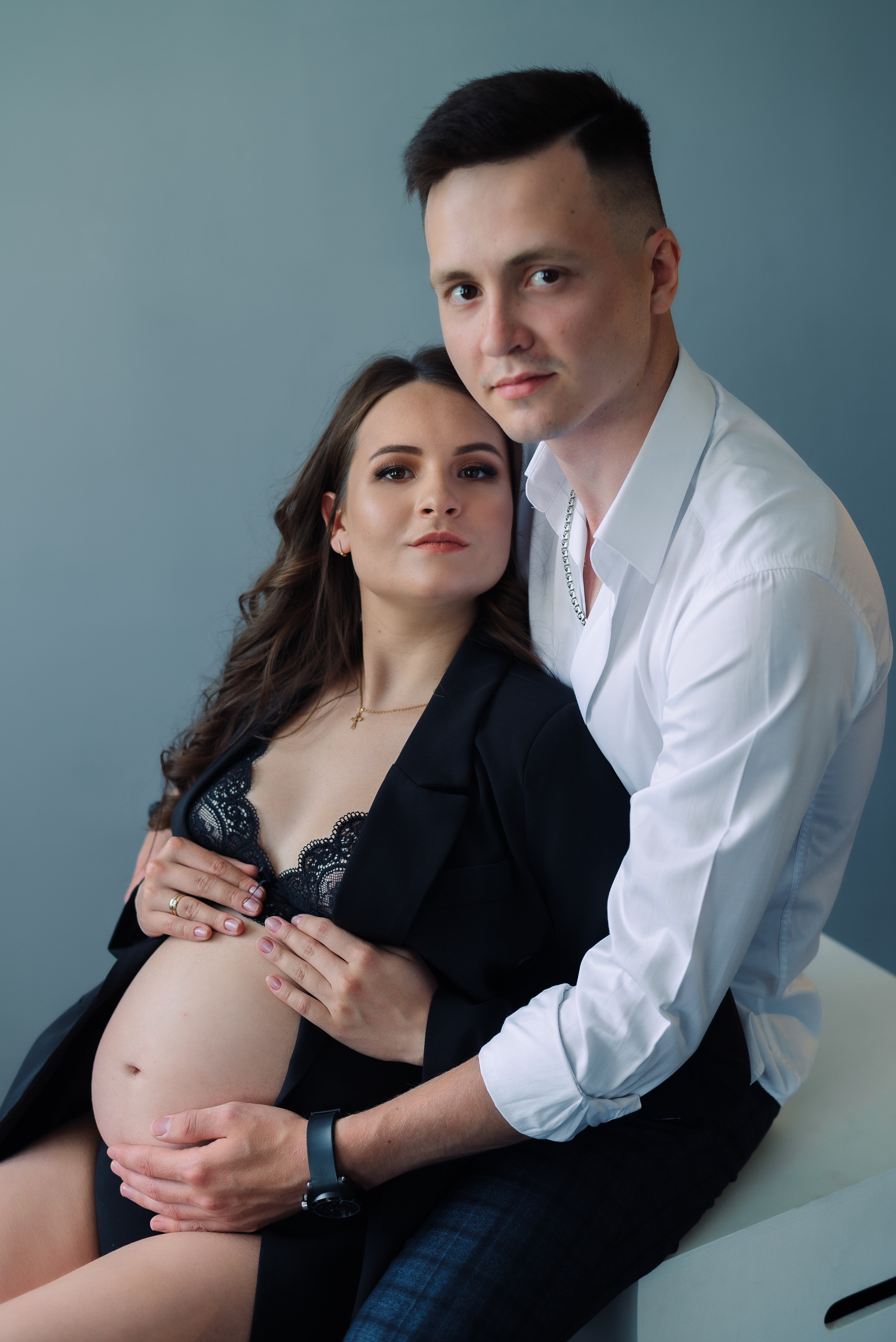 молодая пара в ожидании руки на животе