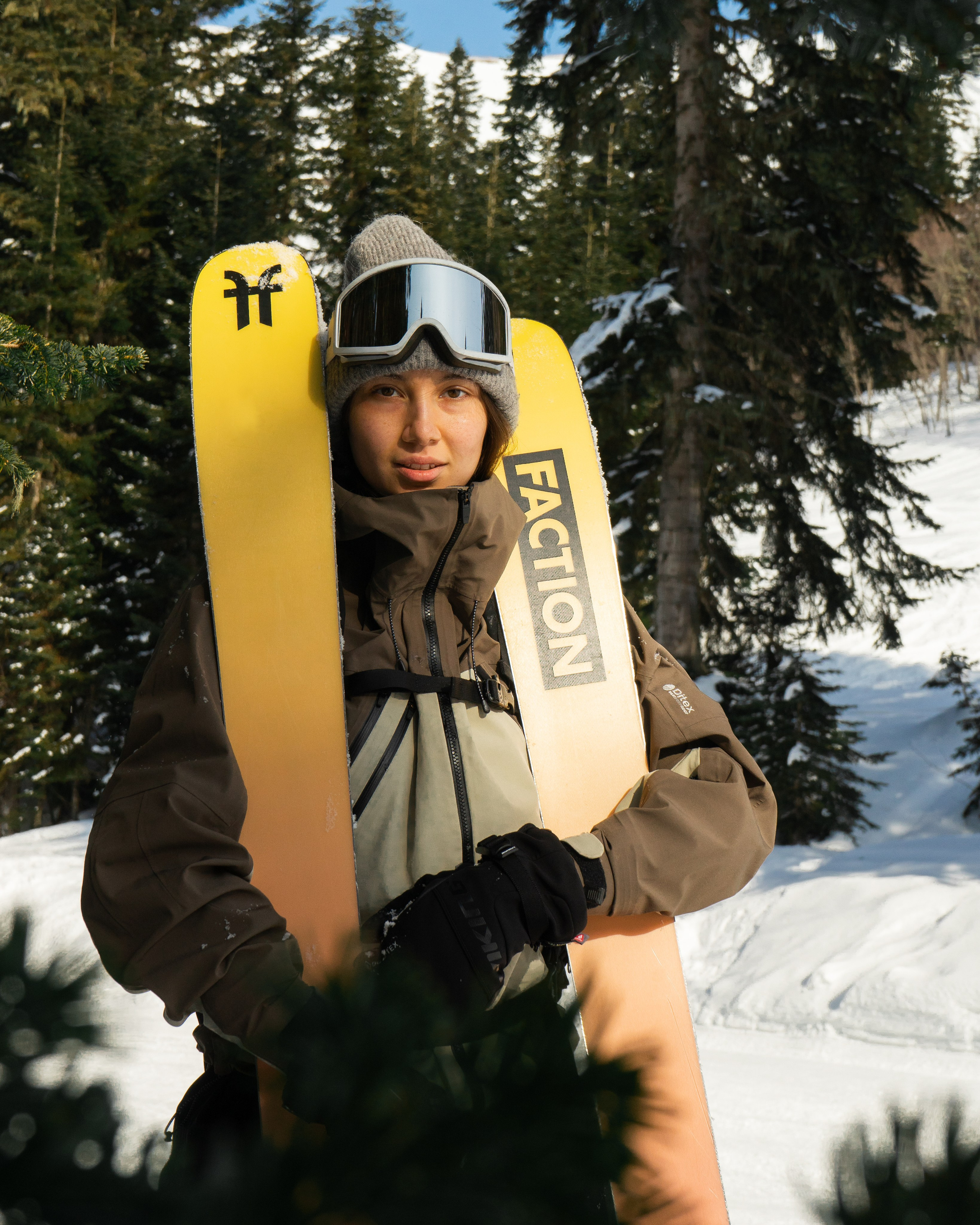 портрет девушки с горными лыжами на Роза Хутор