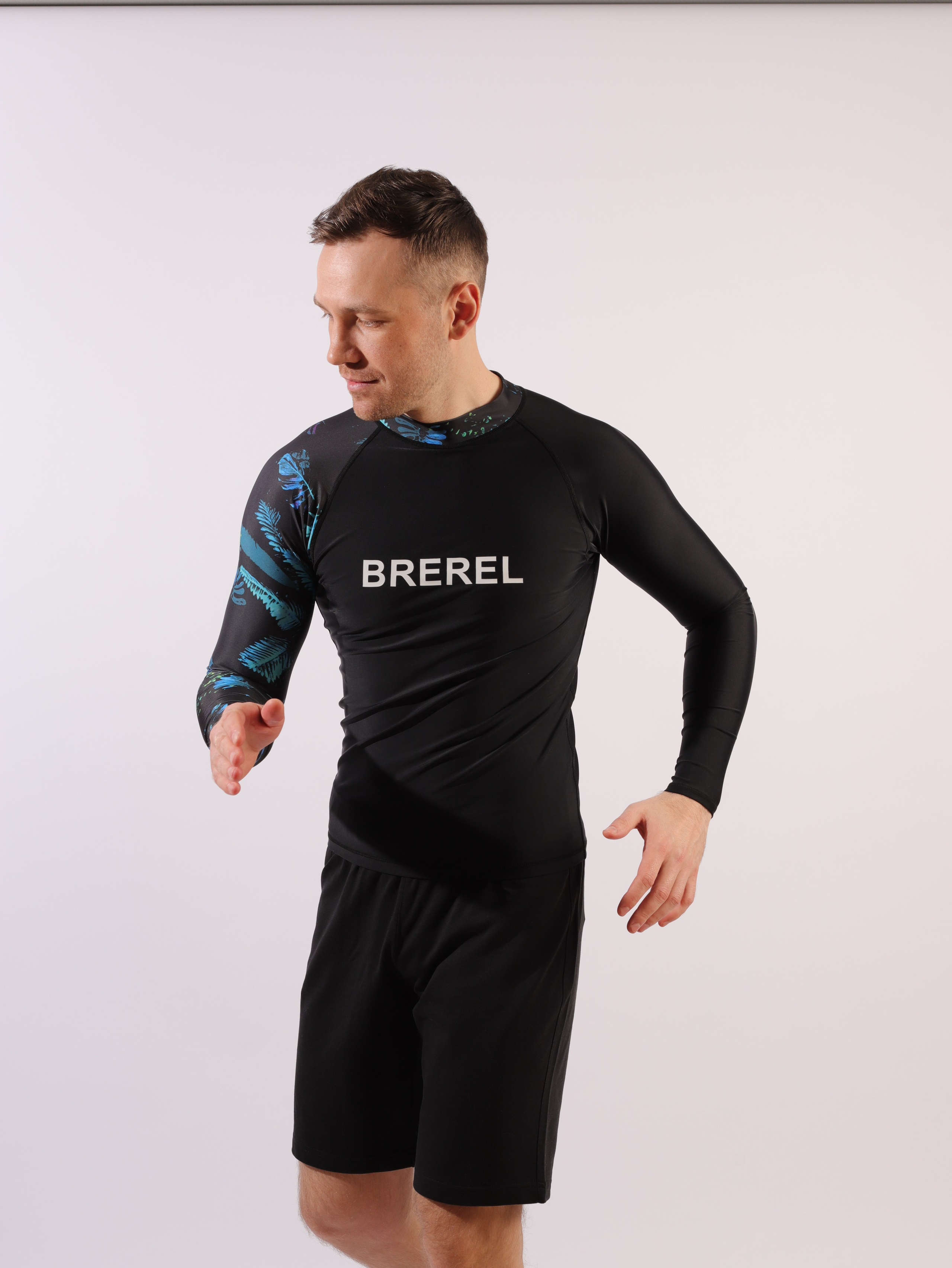 Мужчина в черном спортивном облегающем лонгсливе