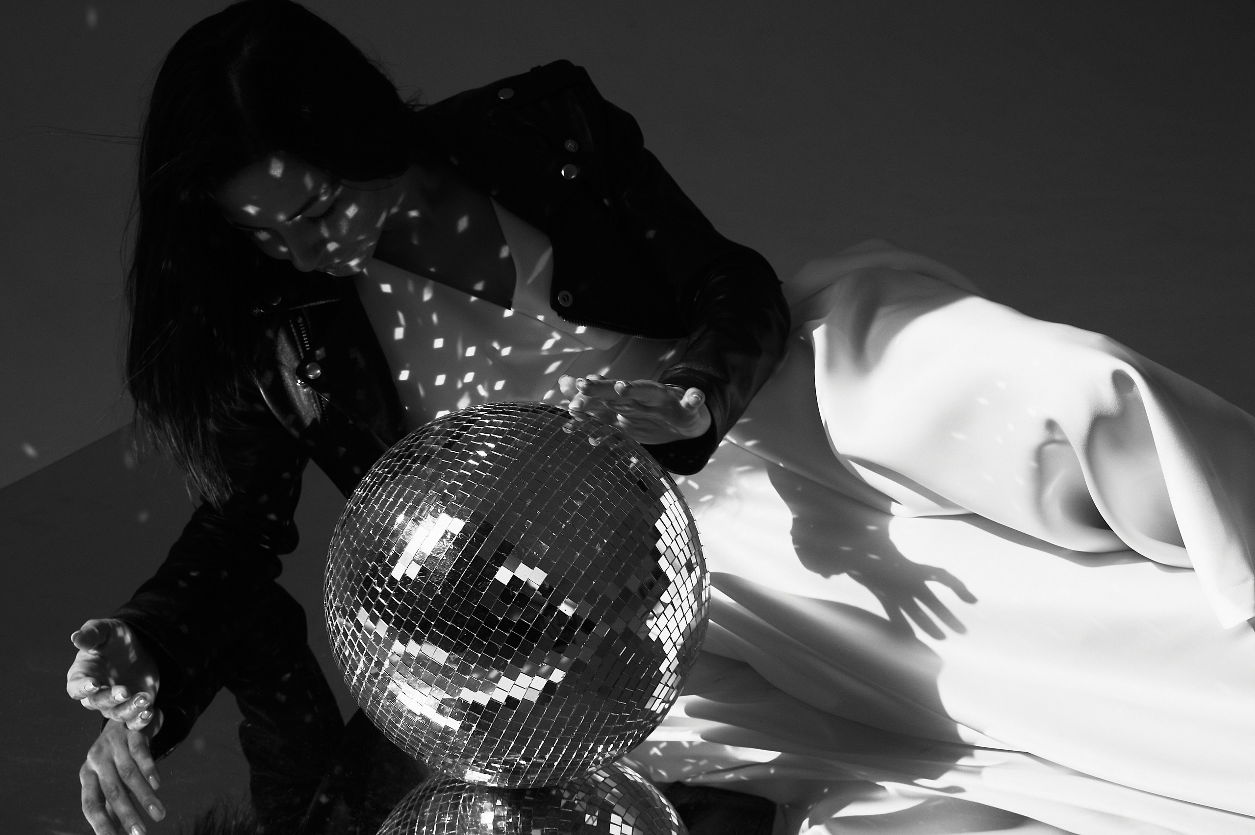 Отражение диско шара и девушка