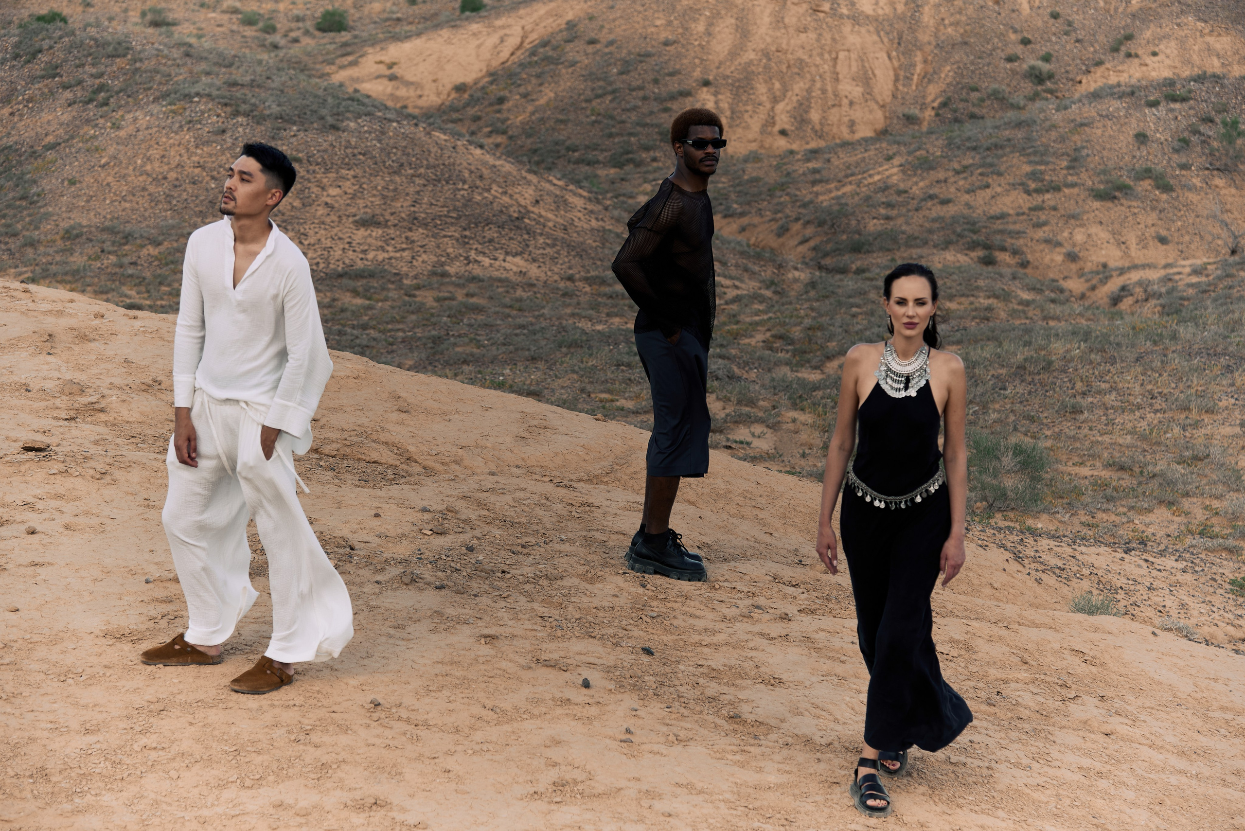 девушка в черном и двое мужчин вид сверху 