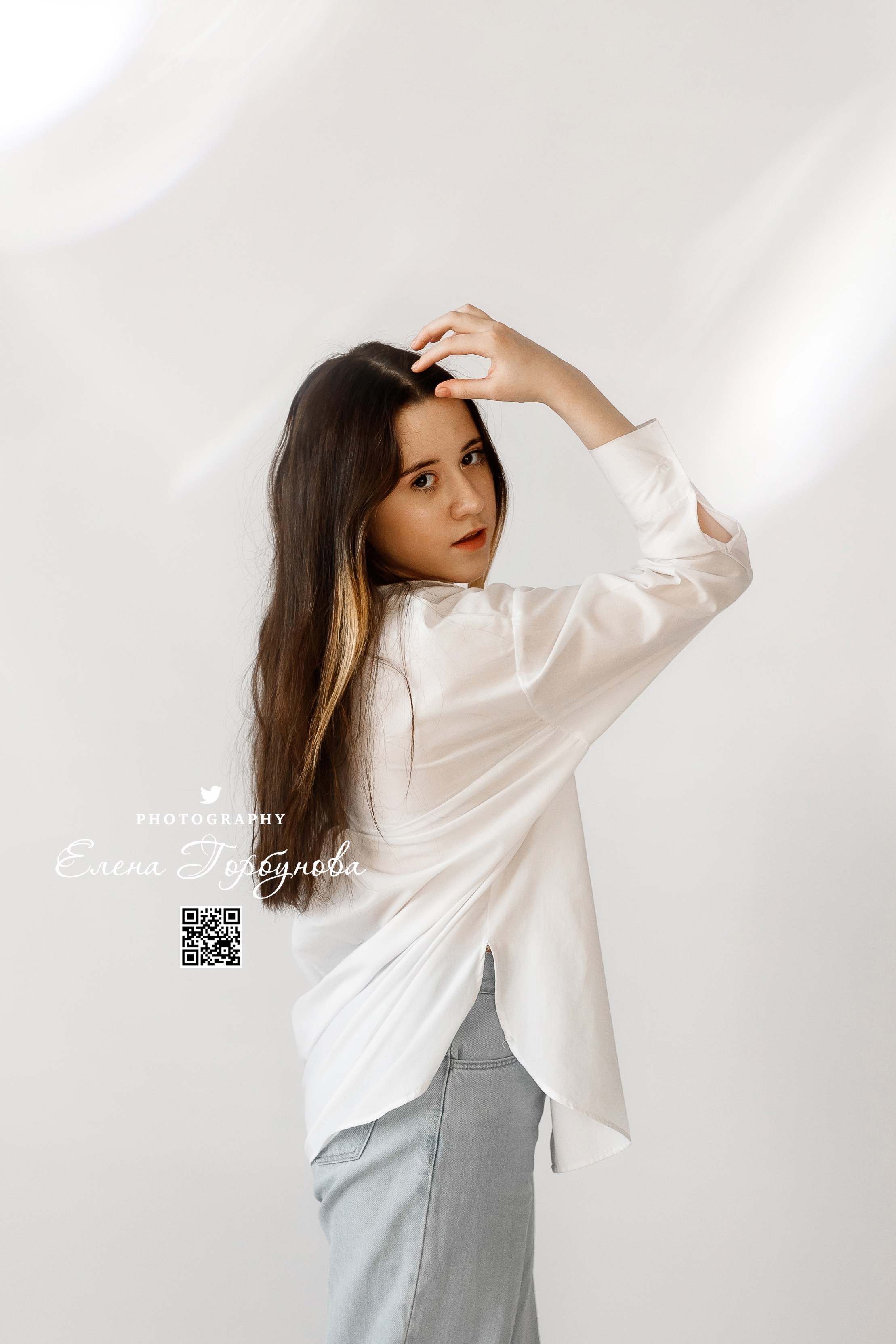 индивидуальная фотосессия в Перми. Девушка в студии на белом фоне в джинсах и рубашке. Лайфстайл.