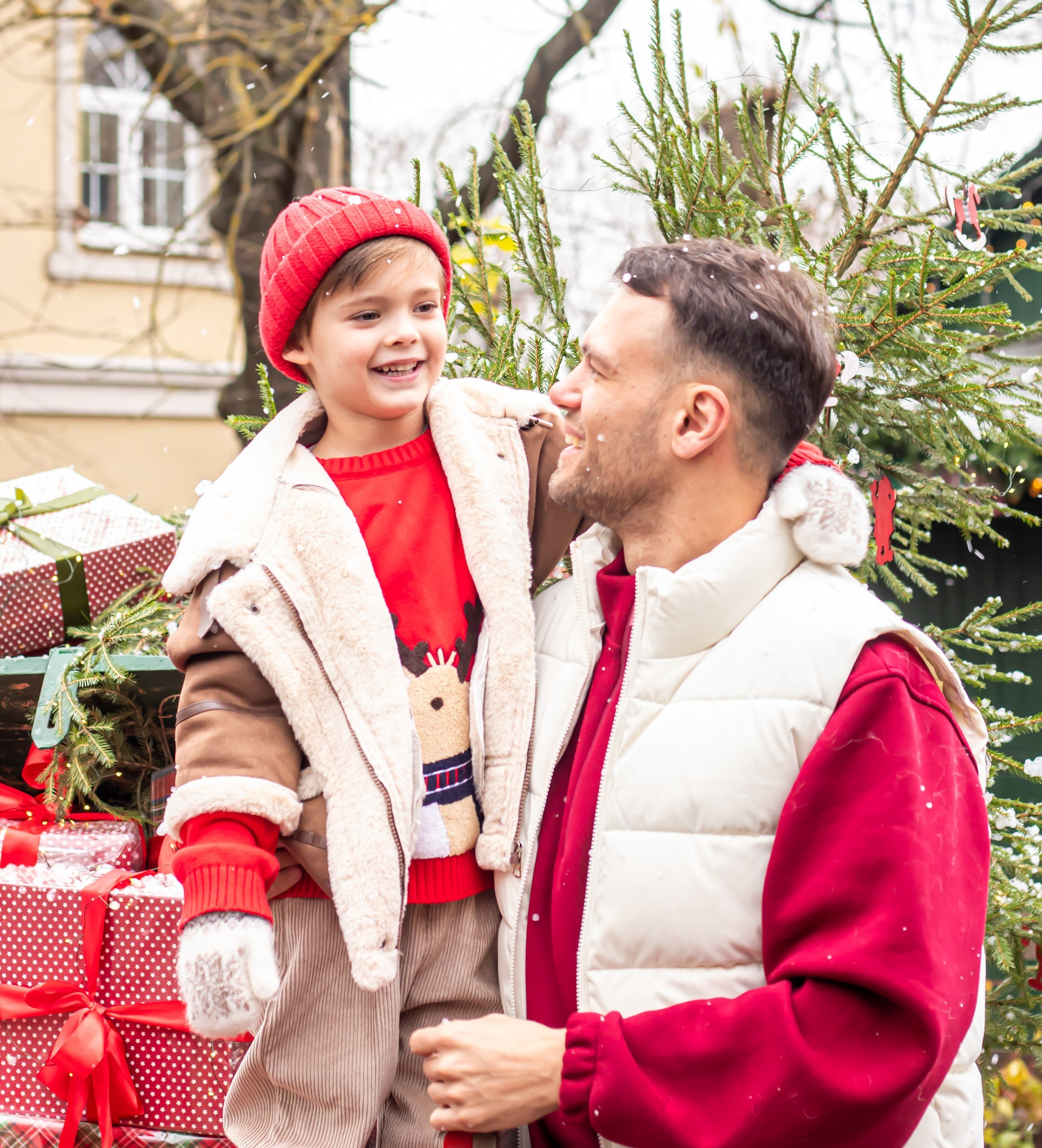 Новогодний портрет папы и сына в зимней локации среди ёлок, фотограф Карасёва Елена