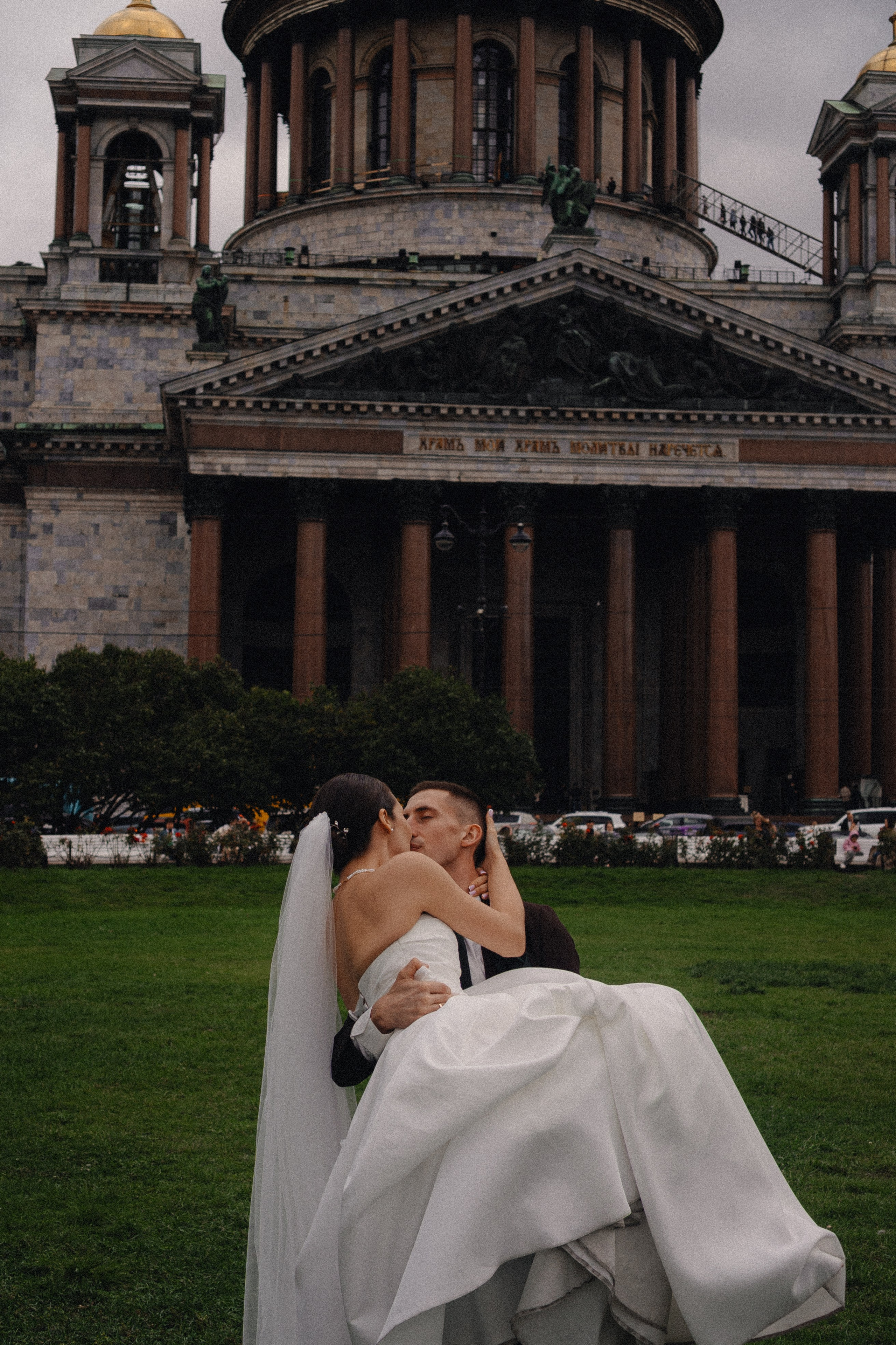 СВАДЕБНАЯ ПРОГУЛКА В САНТК-ПЕТЕРБУРГЕ (ИСАКИЕВСКИЙ СОБОР, ЗИМНЯЯ КАНАВКА, ЭРМИТАЖ И БОЛЬШАЯ МОРСКАЯ УЛИЦА). Профессиональный фотограф, Санкт-Петербург — Виктория Богомолова