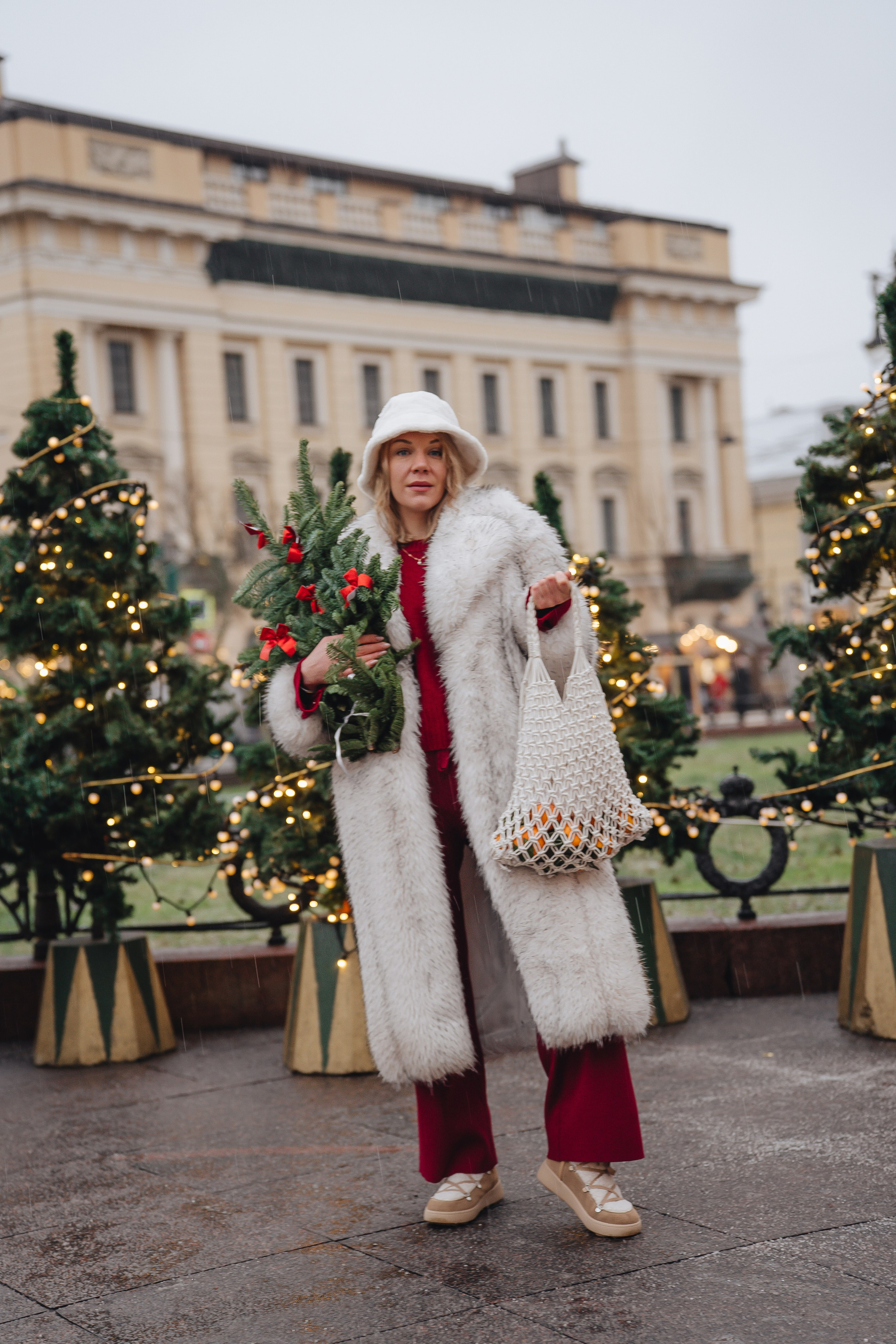 ПРОГУЛКА НА МАНЕЖНОЙ ПЛОЩАДИ ДЛЯ ДЕВУШКИ ПЕРЕД НОВЫМ ГОДОМ (НОВОГОДНЯЯ ФОТОСЕССИИЯ НА МАНЕЖНОЙ ПЛОЩАДИ). Профессиональный фотограф, Санкт-Петербург — Виктория Богомолова