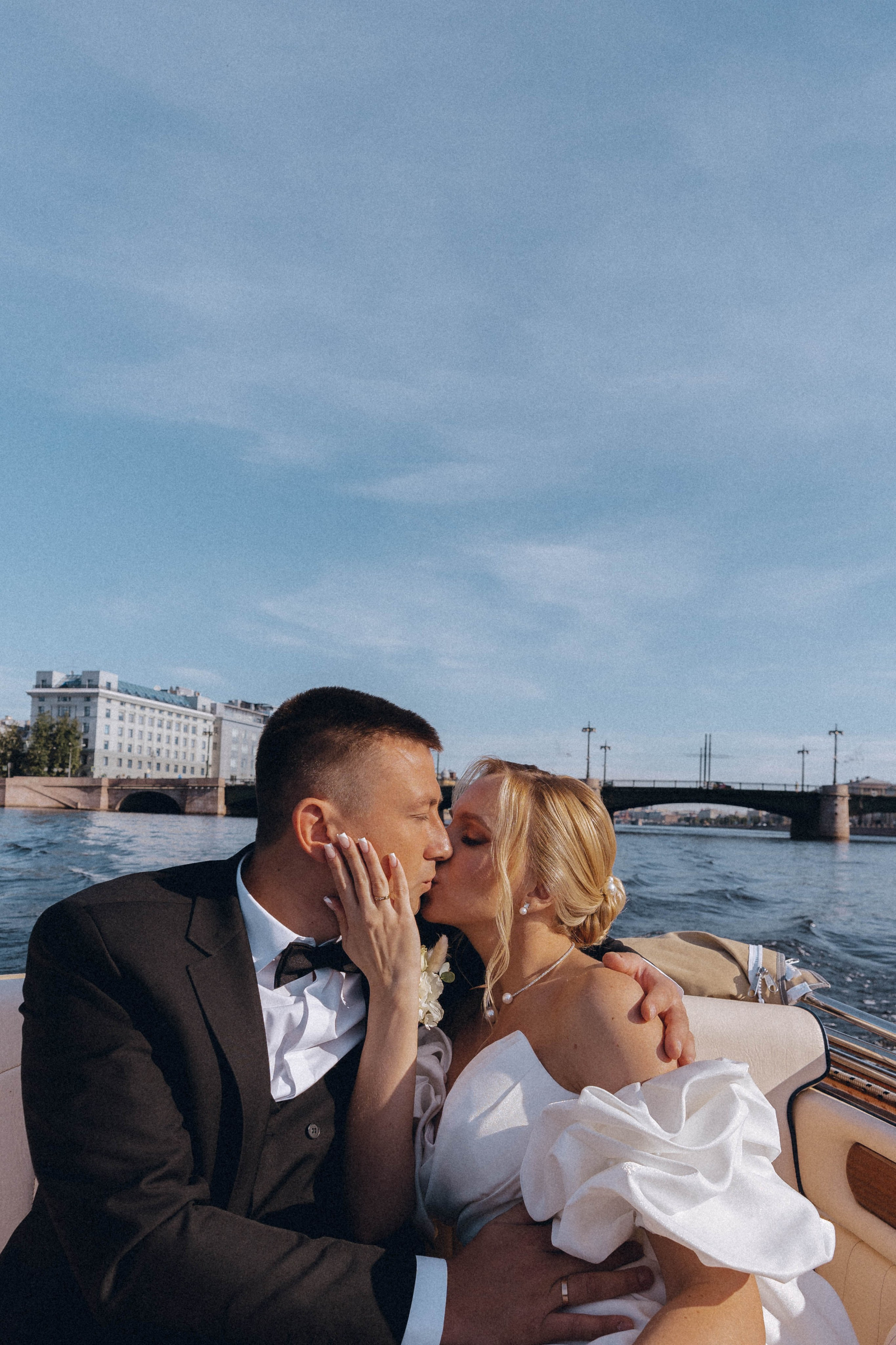СВАДЕНБНАЯ СЬЕМКА НА КАТЕРЕ ПО КАНАЛАМ САНКТ-ПЕТЕРБУРГА И В АКВАТОРИИ НЕВЫ. Профессиональный фотограф, Санкт-Петербург — Виктория Богомолова