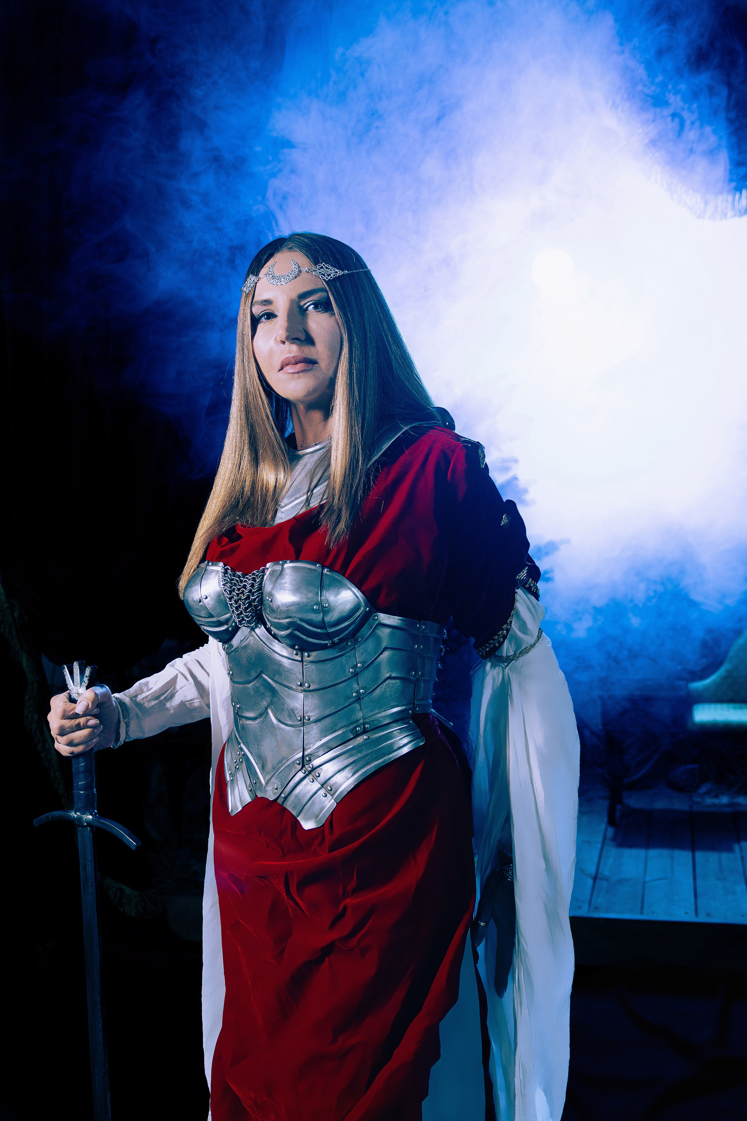 Женская фотосессия в Ростове-на-дону в образе воительницы с доспехами и мечом в поле.