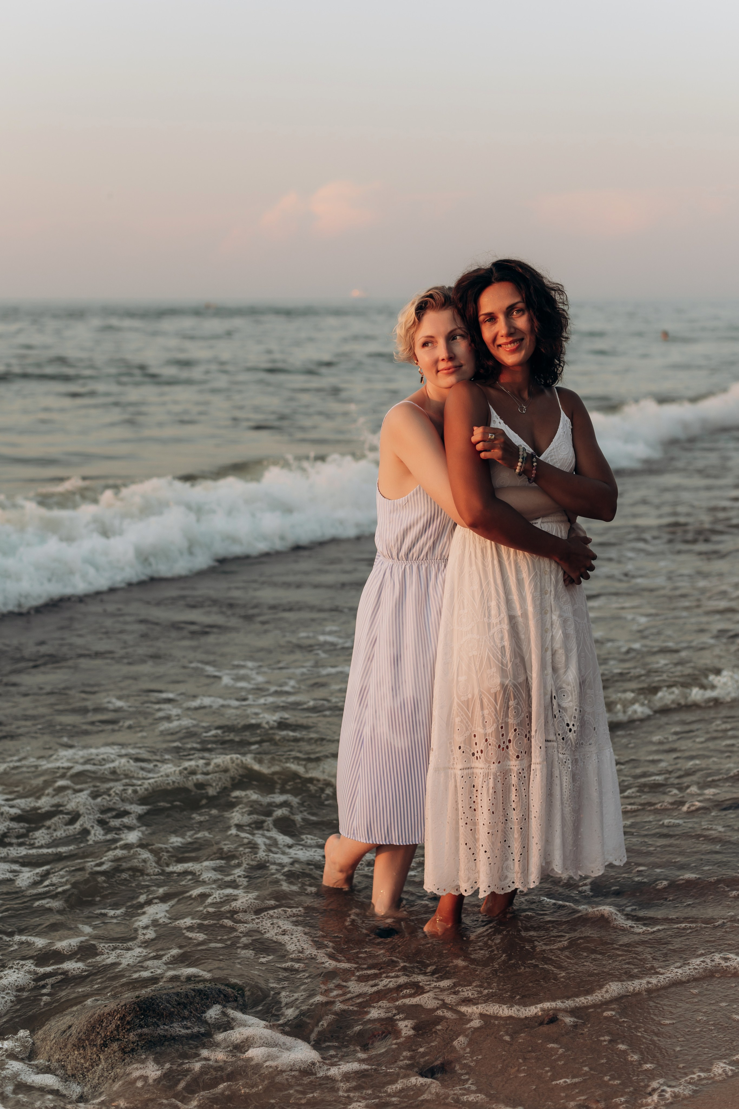 Подруги Пионеский Сосновый бор закат. Фотограф в Калининграде свадебная фотография, репортажная, фотосессии