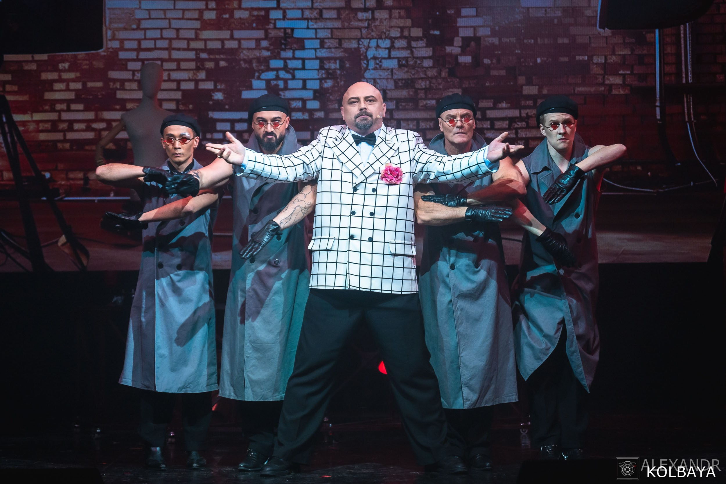 Фотографии со спектакля «Привет, я тетя Чарли». Концертный и театральный репортажный фотограф в Москве Александр Колбая