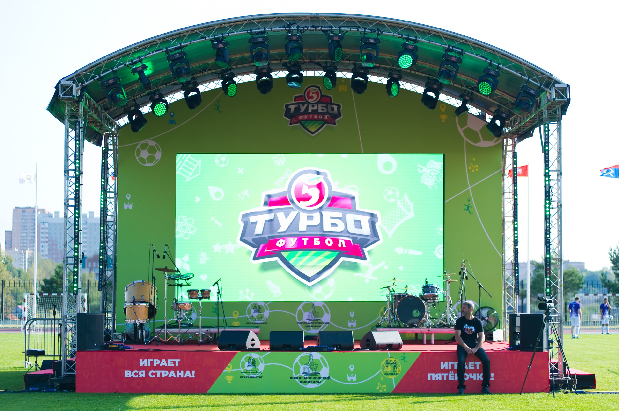 Турбофутбол (корпоративное соревнование «Пятерочки»). Репортажный фотограф и видеограф Слава Думчев. Тимбилдинги, отчетники, корпоративы