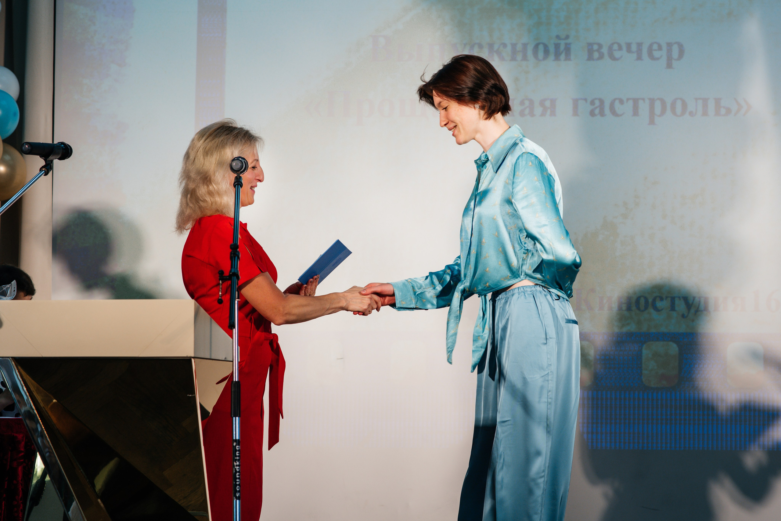 Вручение аттестатов. Выпускные альбомы в Подольске Москве и МО