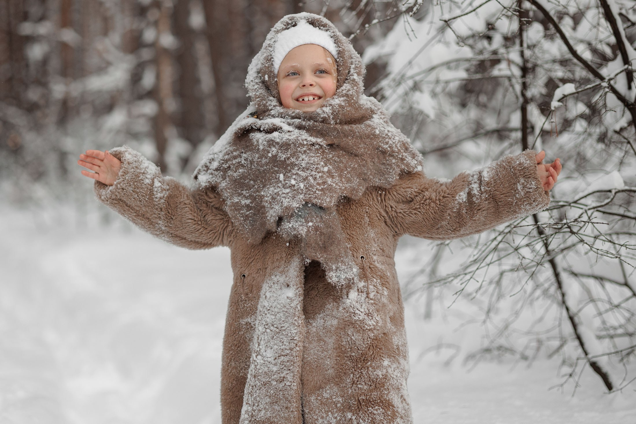 зимняя детская фотосессия в&nbsp;стиле советского времени. Маленькая девочка одета в&nbsp;шубу, валенки и&nbsp;пуховый платок