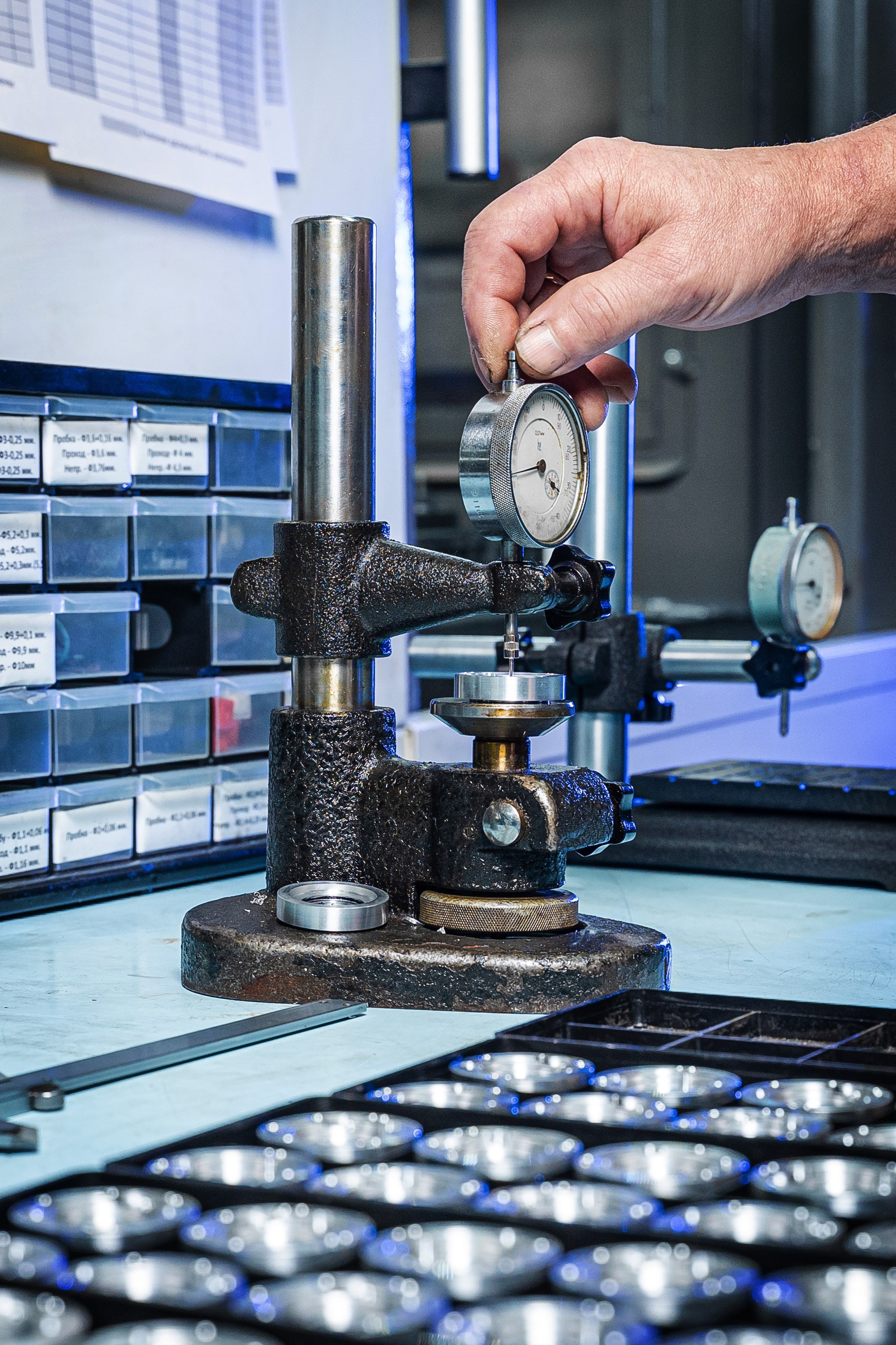 Контроль точности размеров готовой детали в токарном цехе