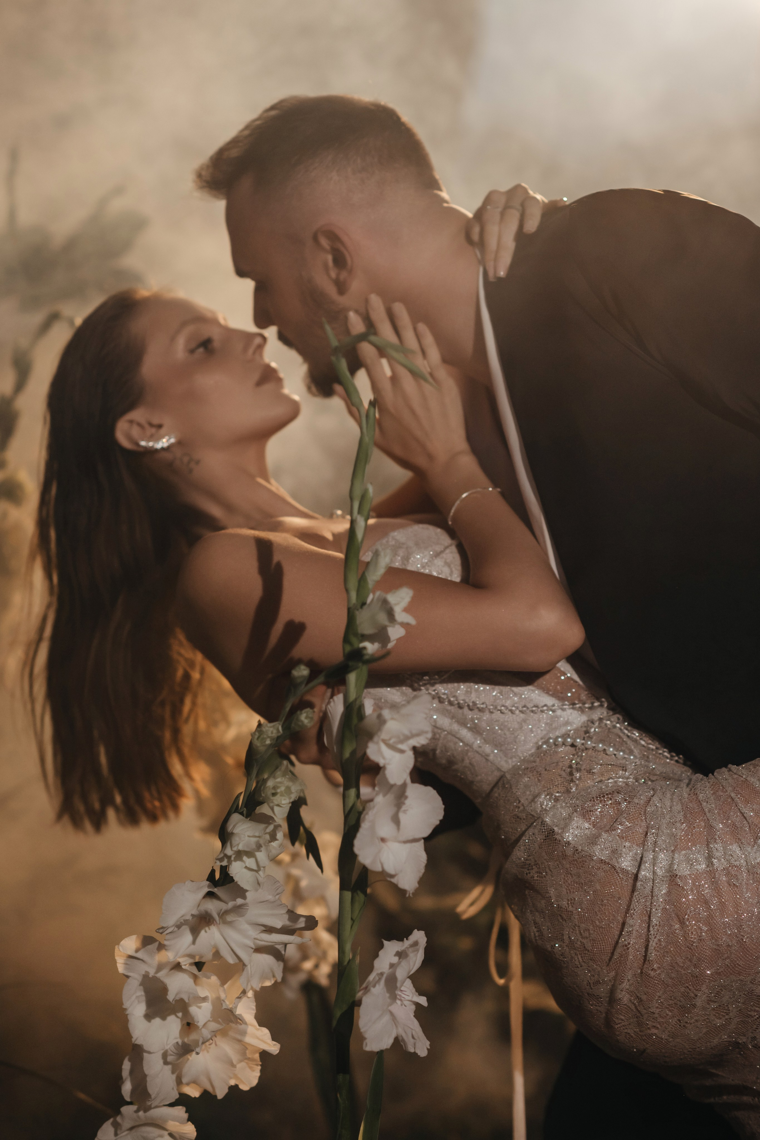 Свадебная фотосессия, свадьба, лавстори, утро невесты, совместные сборы, идеи для фотосессии, жених и невеста, позирование, позы для фотосессии, свадебные сборы, сьемка в студии, свадебная съемка, тренды свадьба, свадебные тренды, свадебный декор, позинг,свадебный макияж, детали, детали на свадьбу, приглашения на свадьбу, свадебная причёска, невеста, фото невесты гладиолусы на свадьбе,свадьба с гладиолусами ,невеста и гладиолусы 