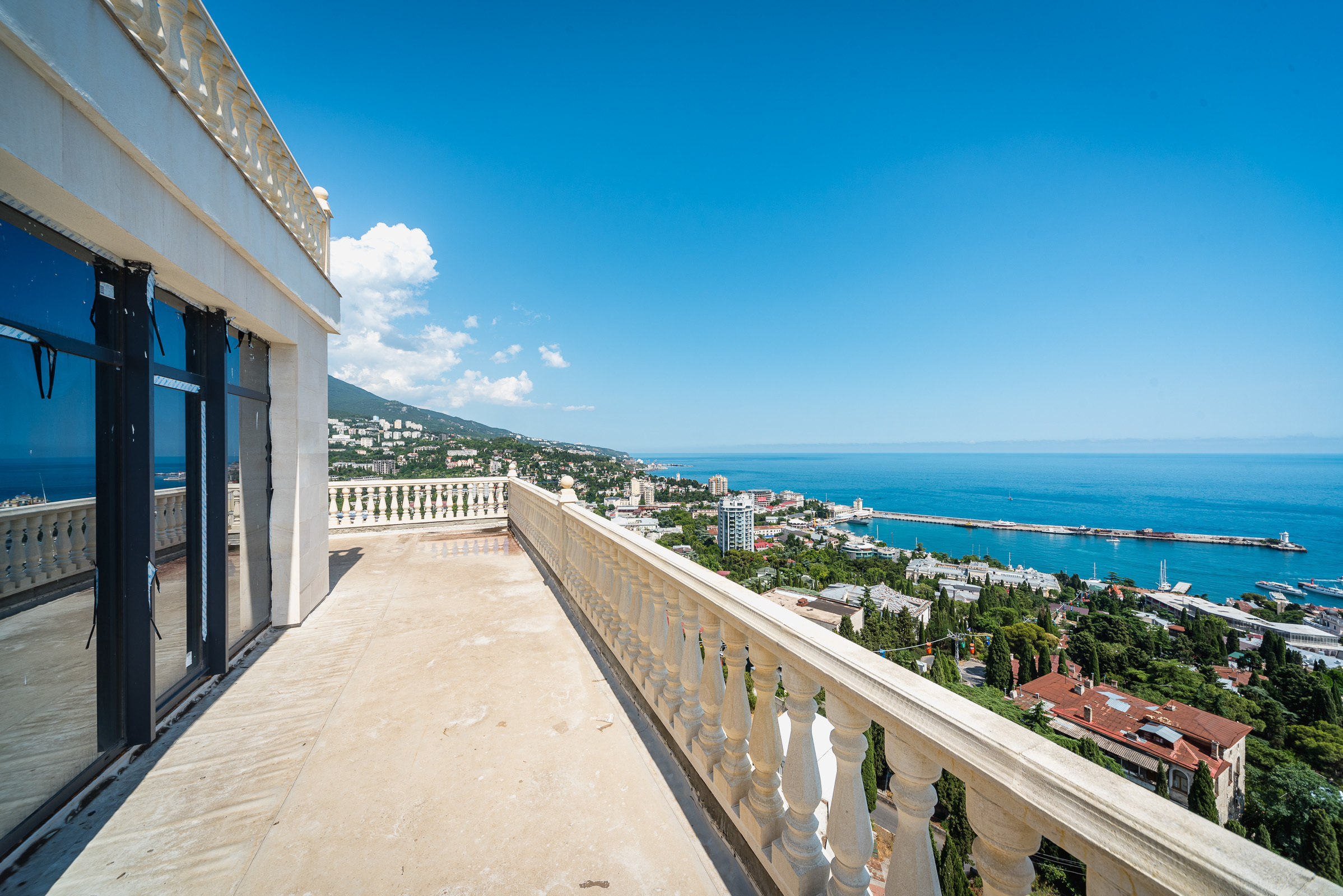 виды с балконов строящегося дома в ялте