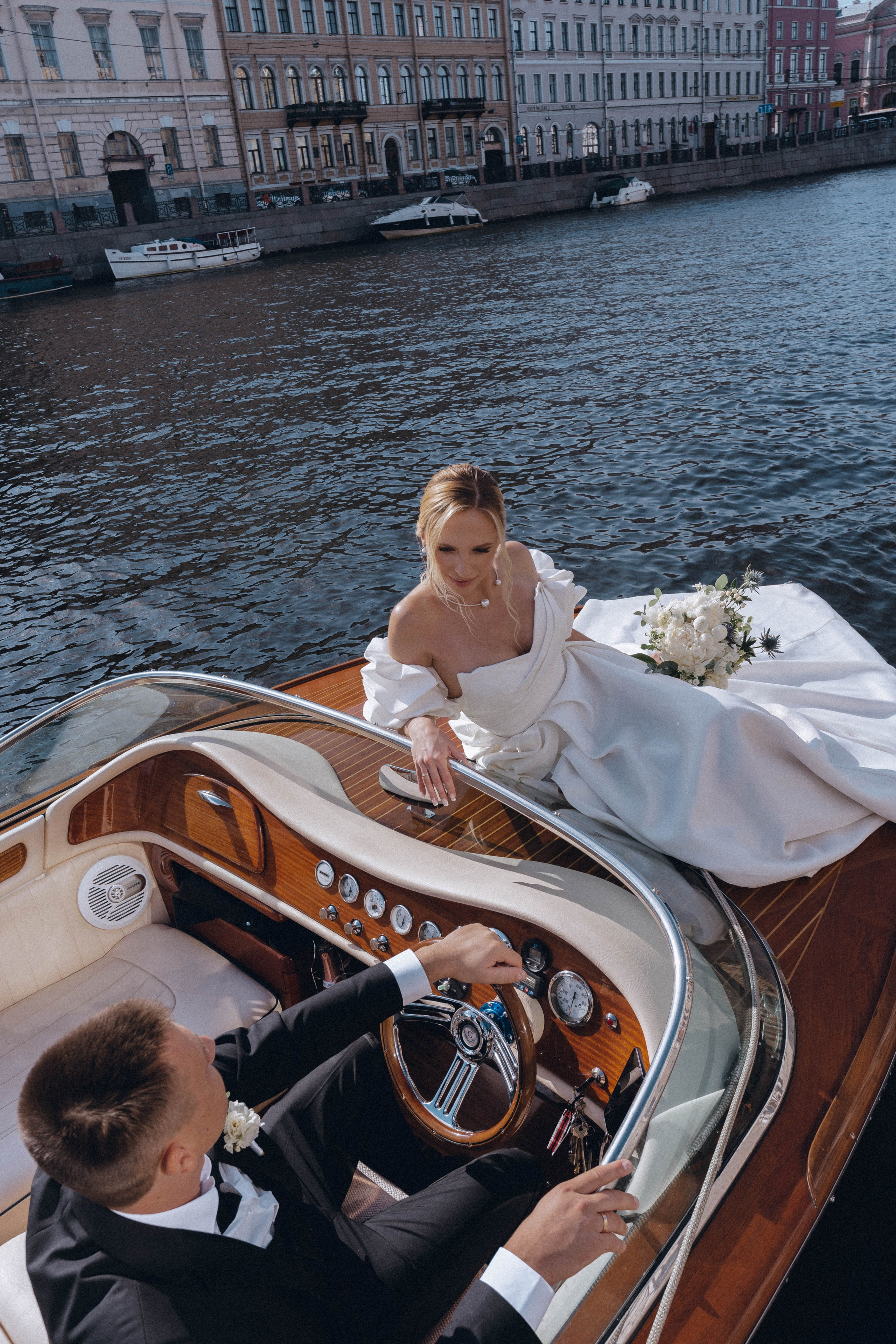 СВАДЕНБНАЯ СЬЕМКА НА КАТЕРЕ ПО КАНАЛАМ САНКТ-ПЕТЕРБУРГА И В АКВАТОРИИ НЕВЫ. Профессиональный фотограф, Санкт-Петербург — Виктория Богомолова