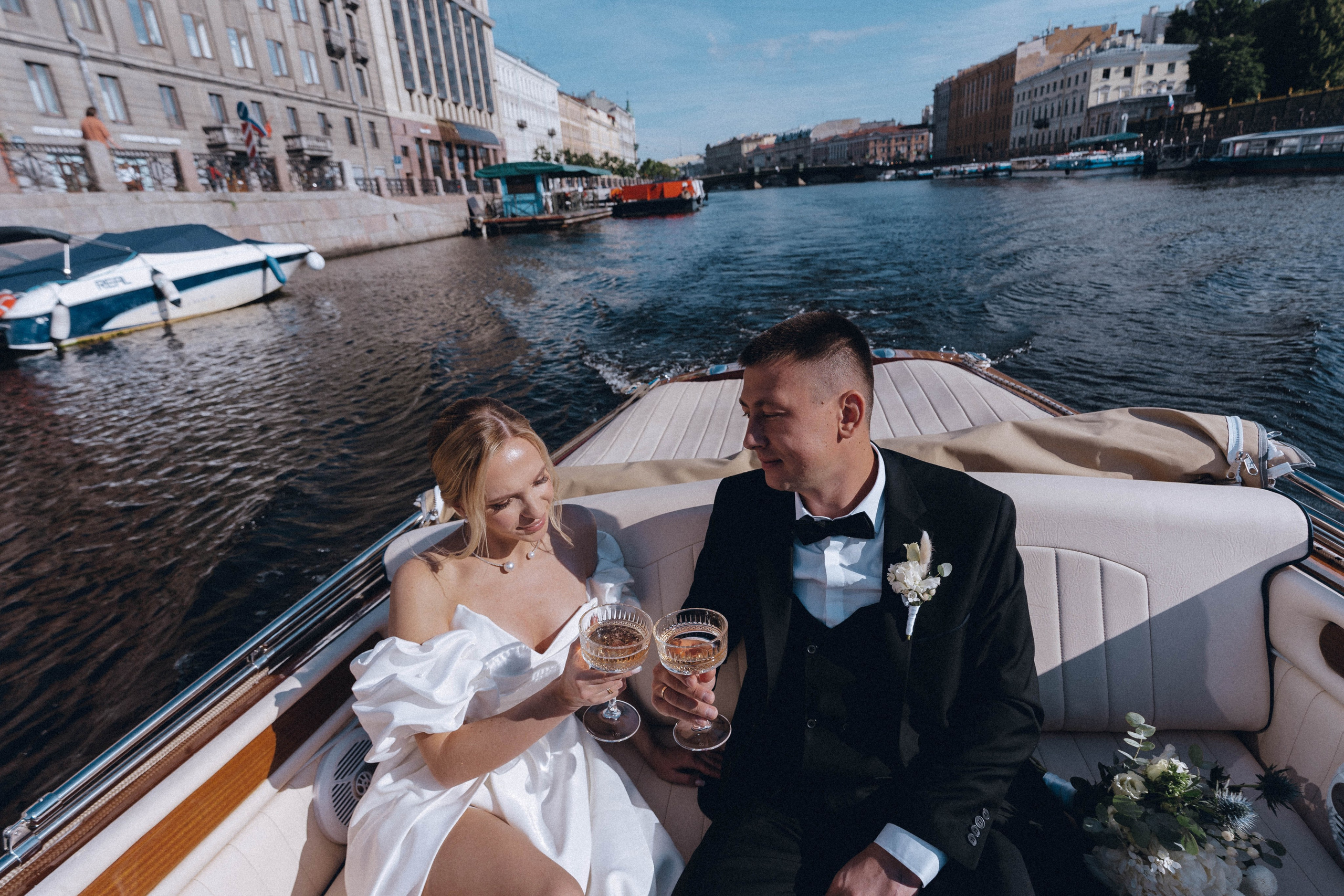 СВАДЕНБНАЯ СЬЕМКА НА КАТЕРЕ ПО КАНАЛАМ САНКТ-ПЕТЕРБУРГА И В АКВАТОРИИ НЕВЫ. Профессиональный фотограф, Санкт-Петербург — Виктория Богомолова