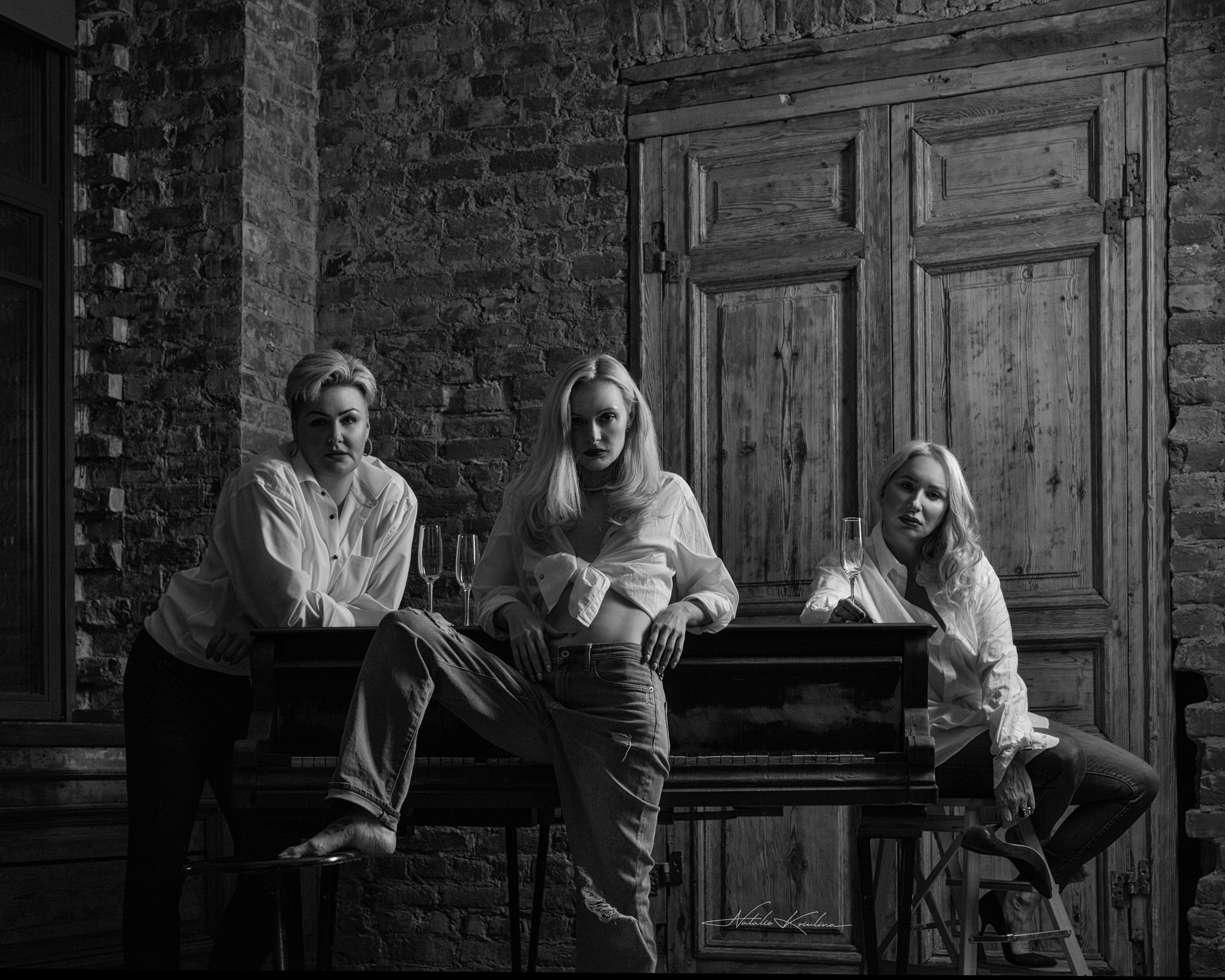 фотосессия подруг у пианино в джинсах и белых рубашках 