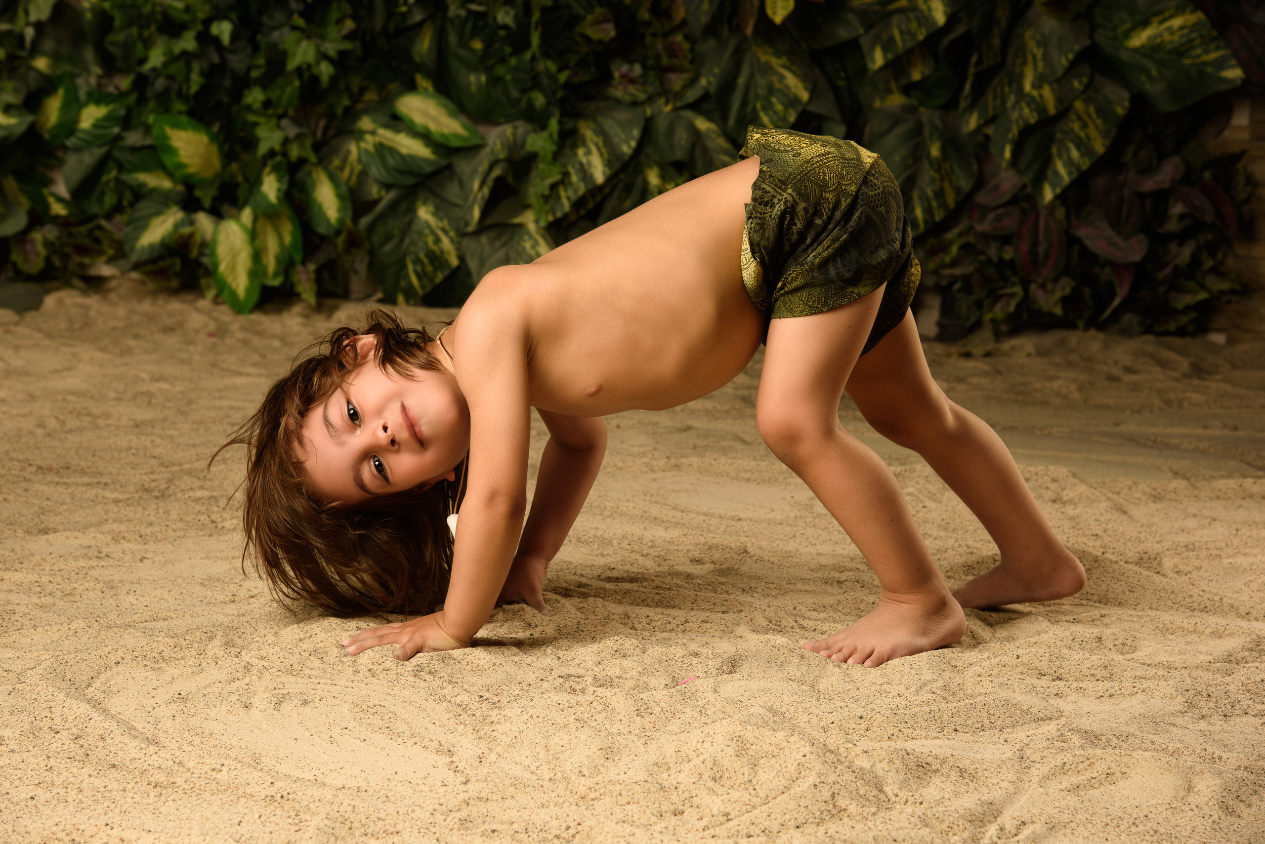 Маугли учится ходить на четырех лапах 