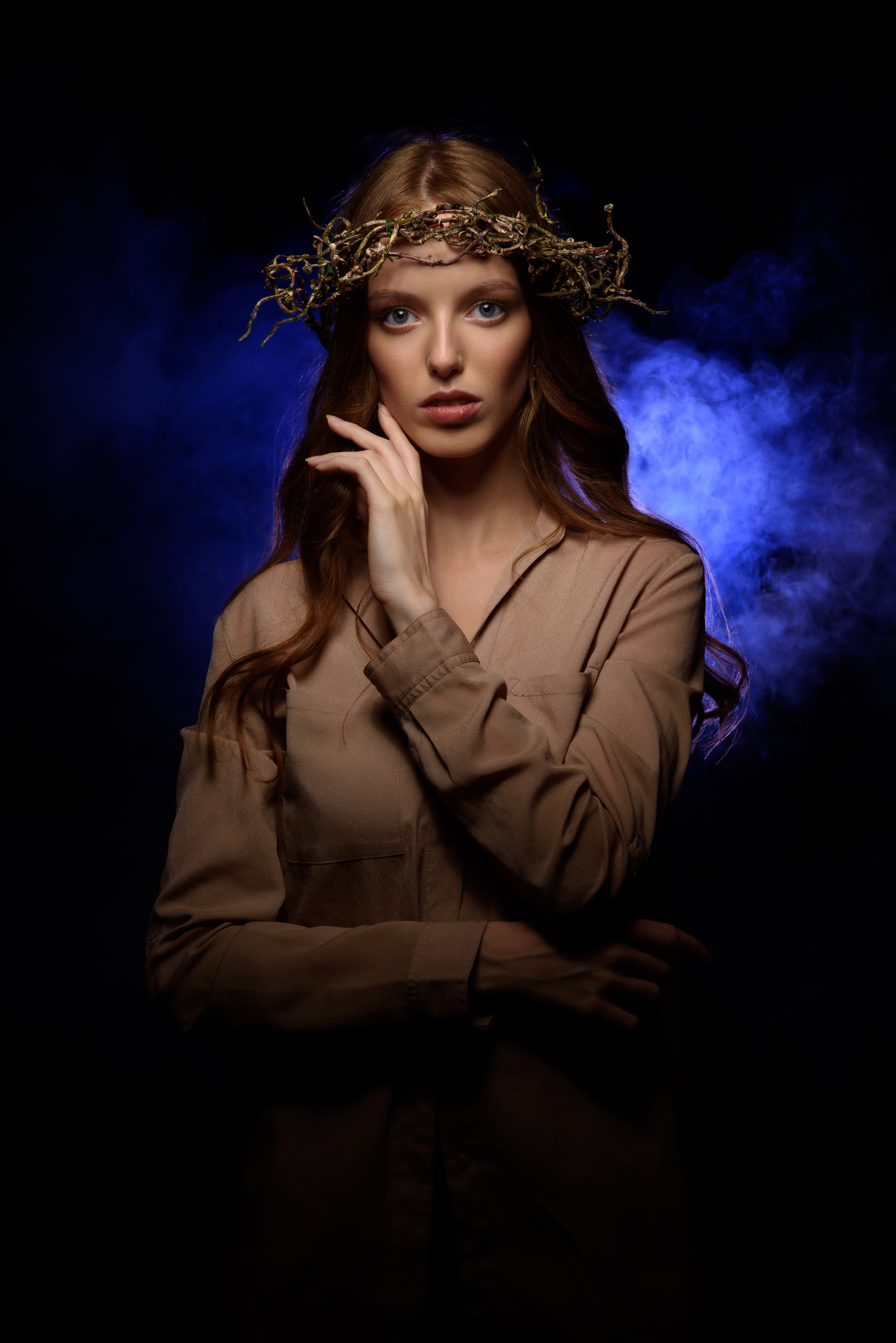 художественная фотография девушка на черно синем фоне с венком на голове фотограф Санкт-Петербург