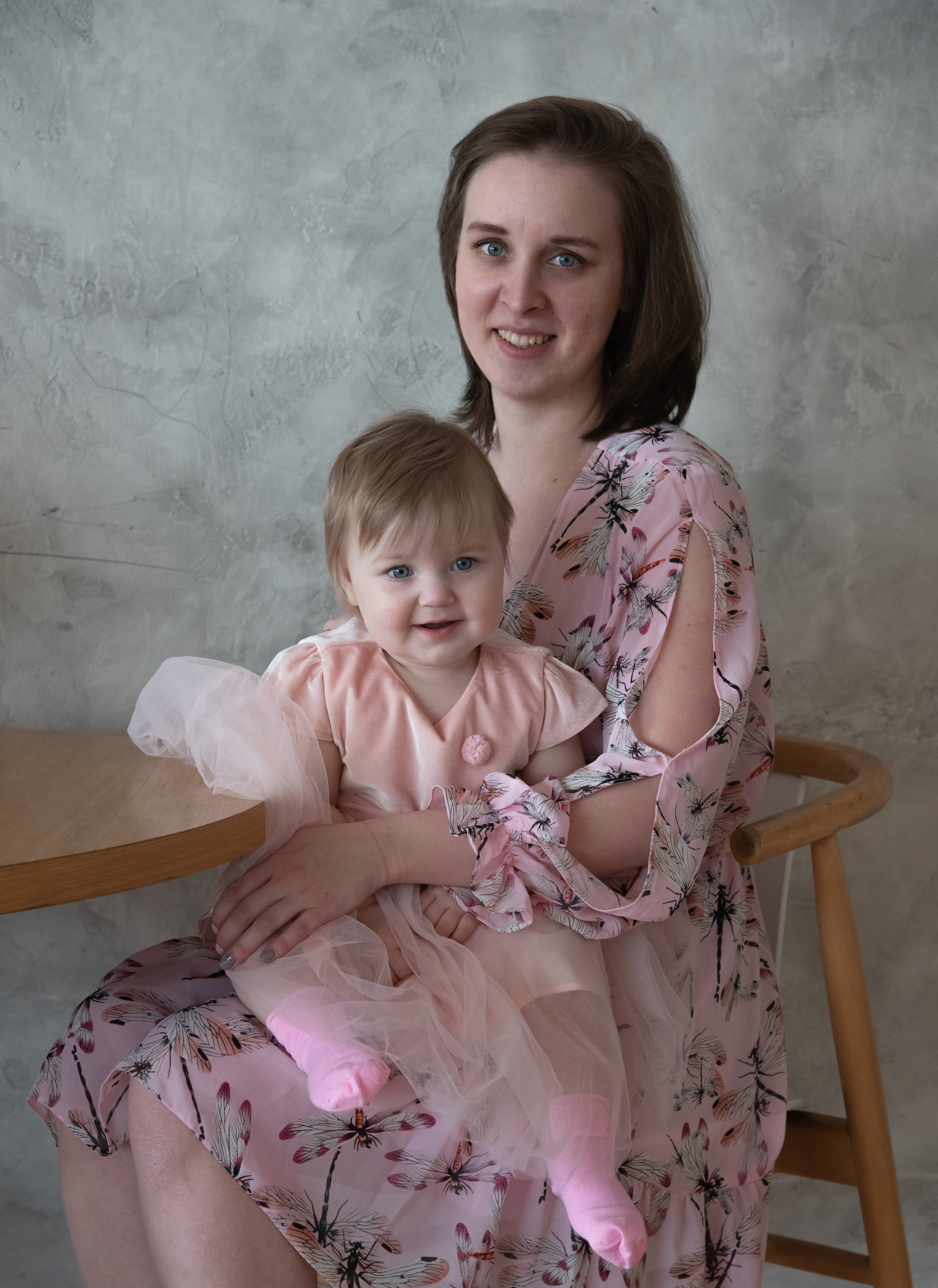 мама с дочкой на руках