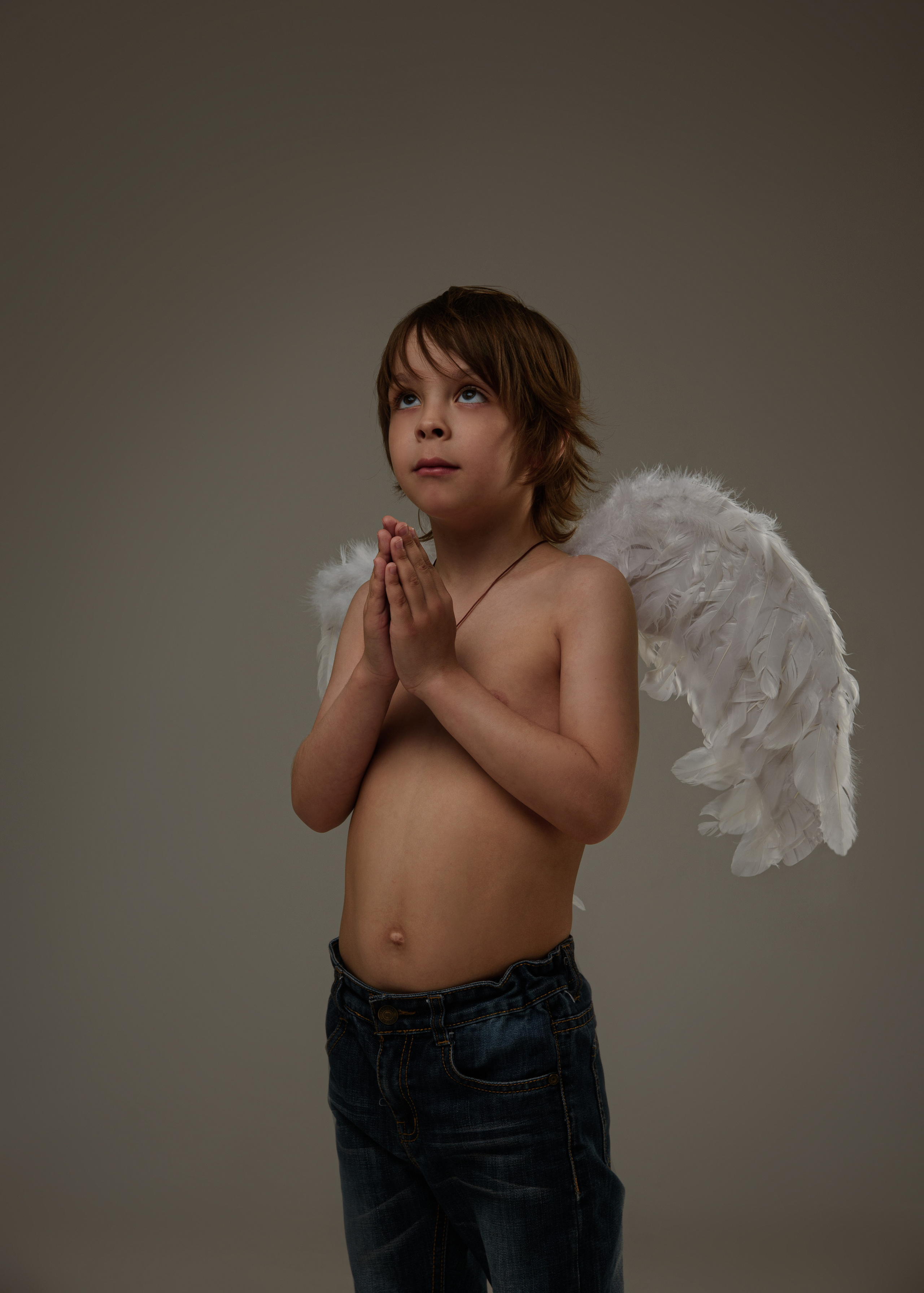 мальчик ангел сложил руки в молитве