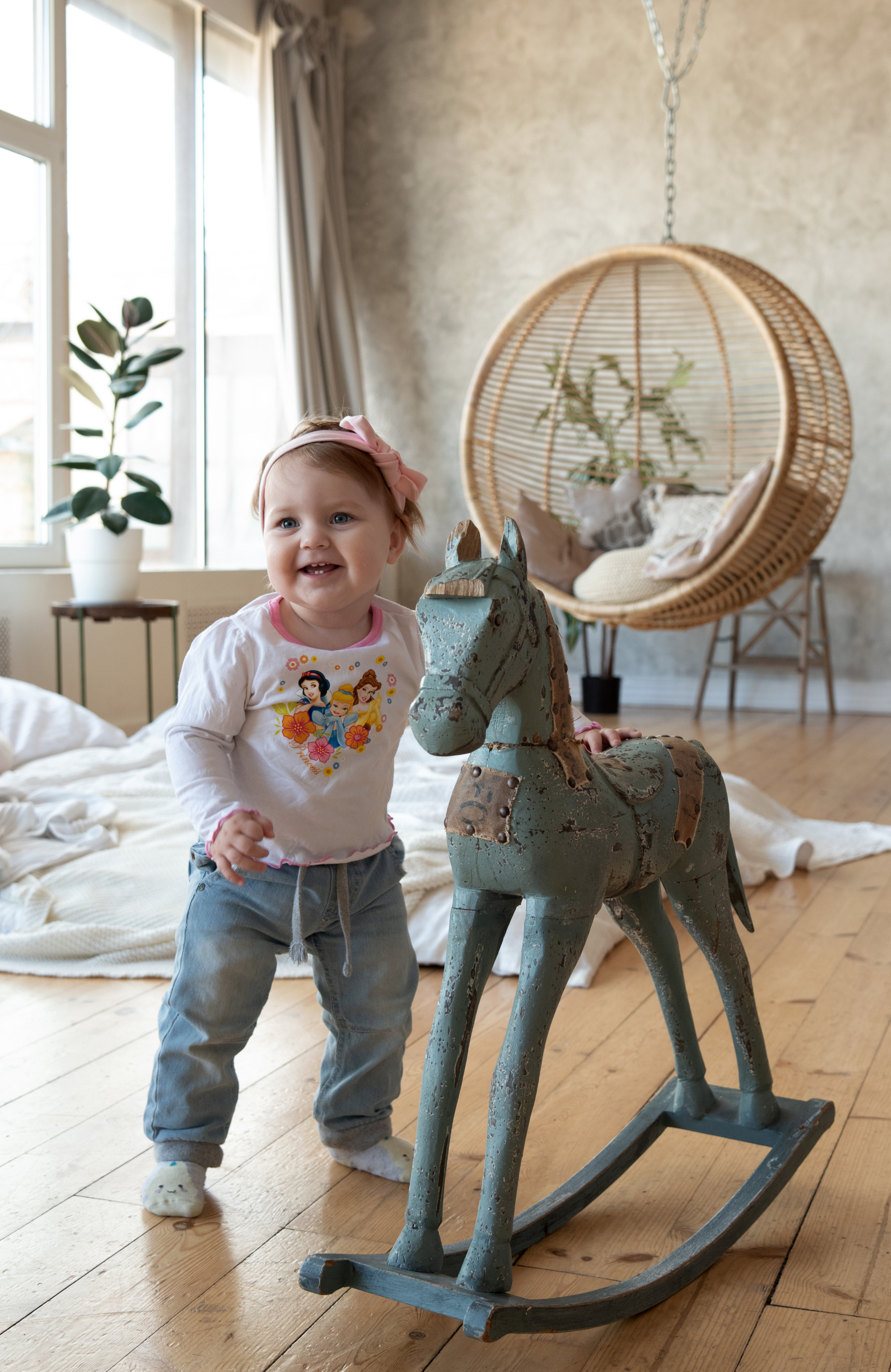 девочка в годик с лошадкой-качалкой