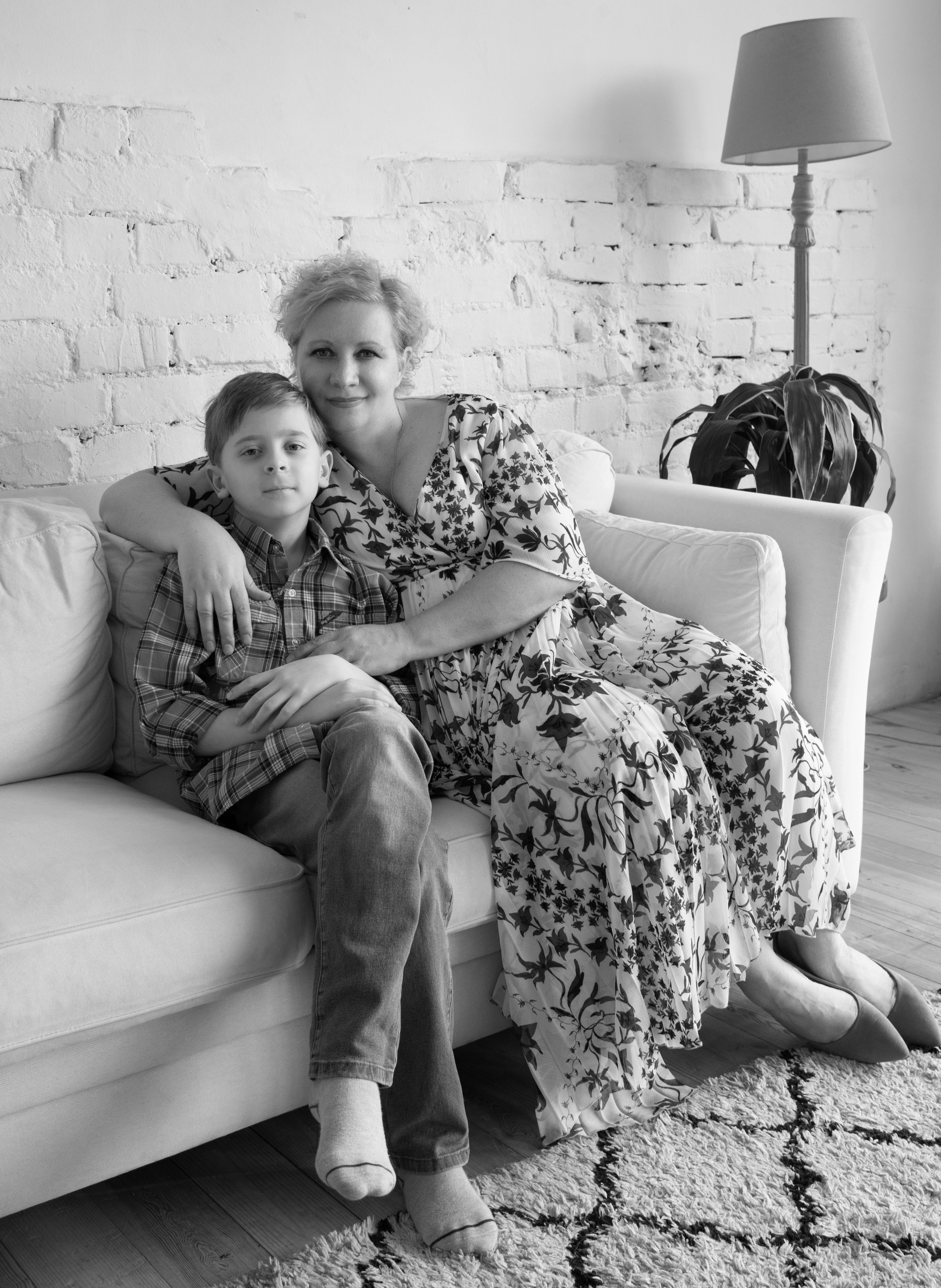 мама обнимает сына