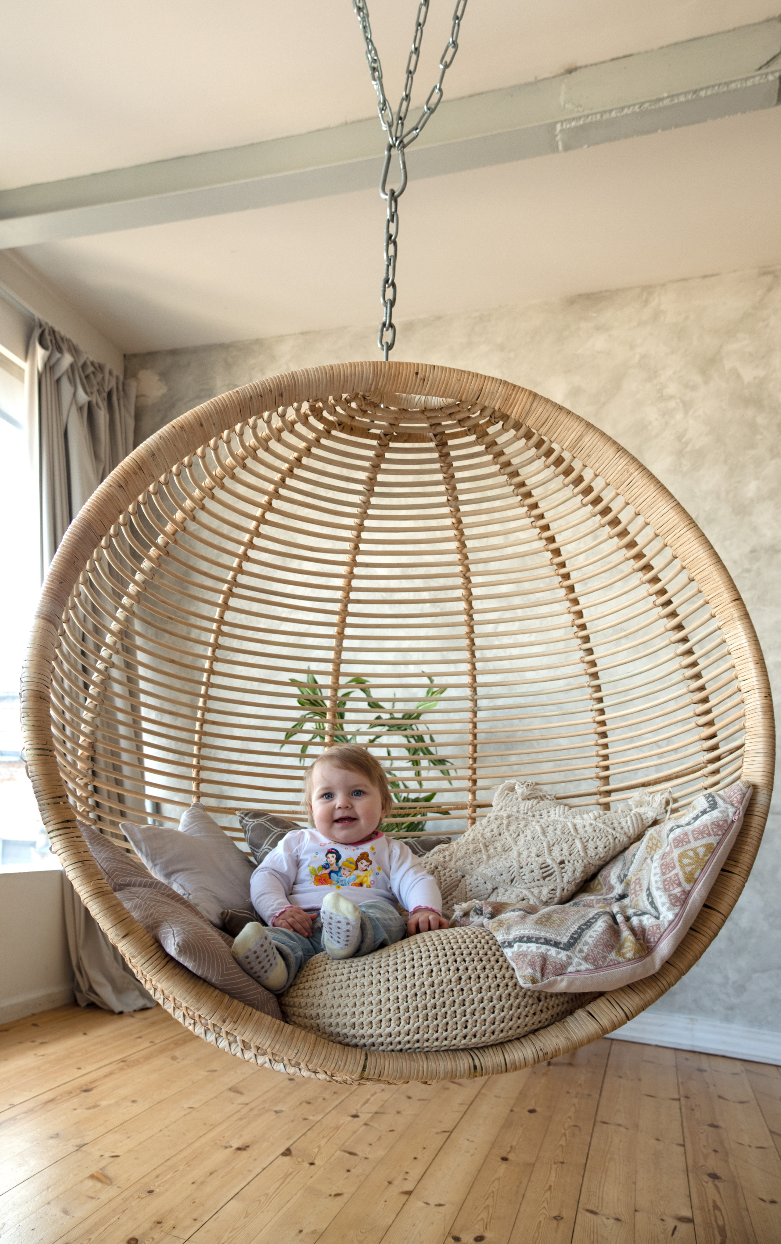 девочка год сидит на плетенных каруселях