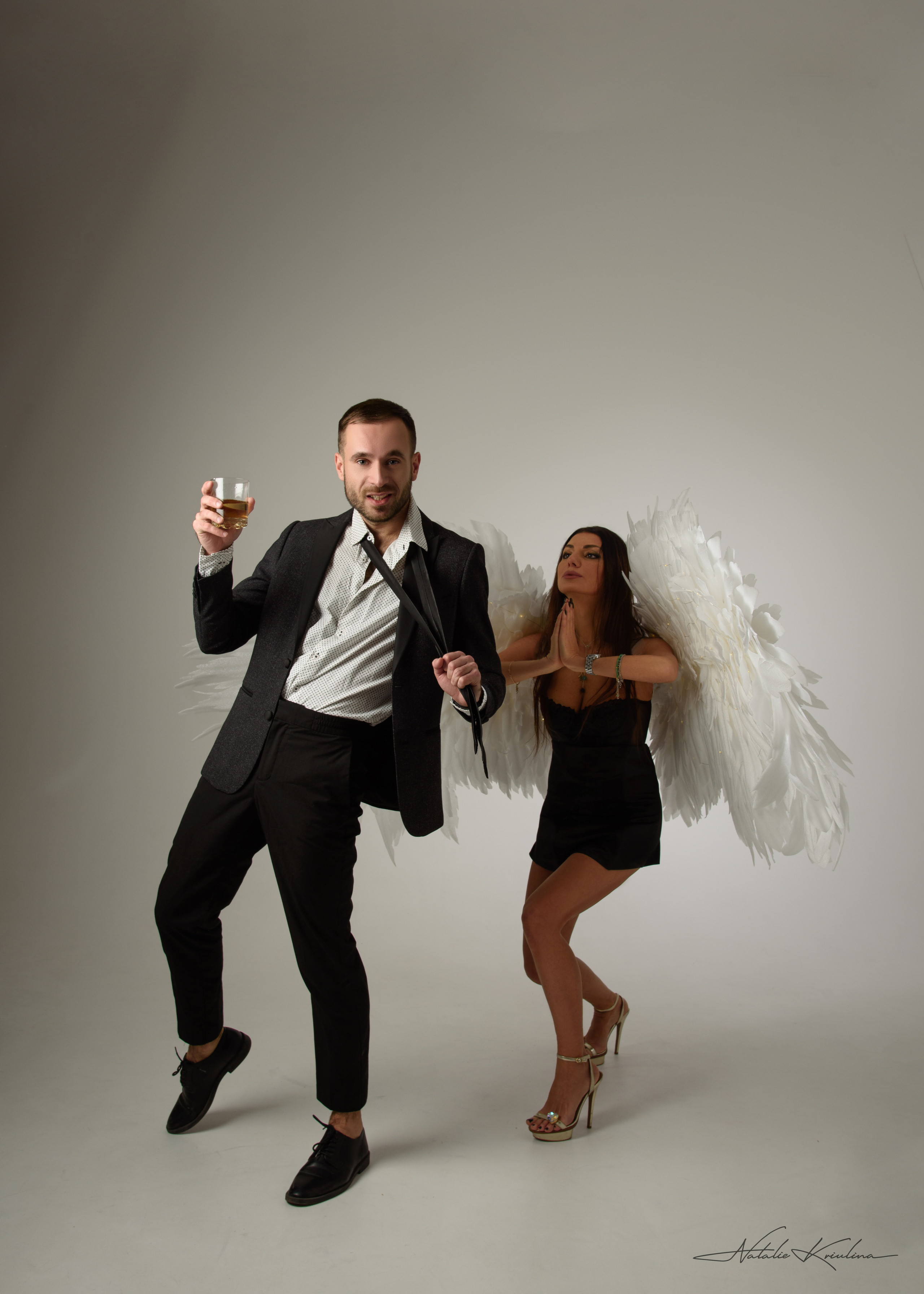 ангел оберегает мужчину от дурных поступков