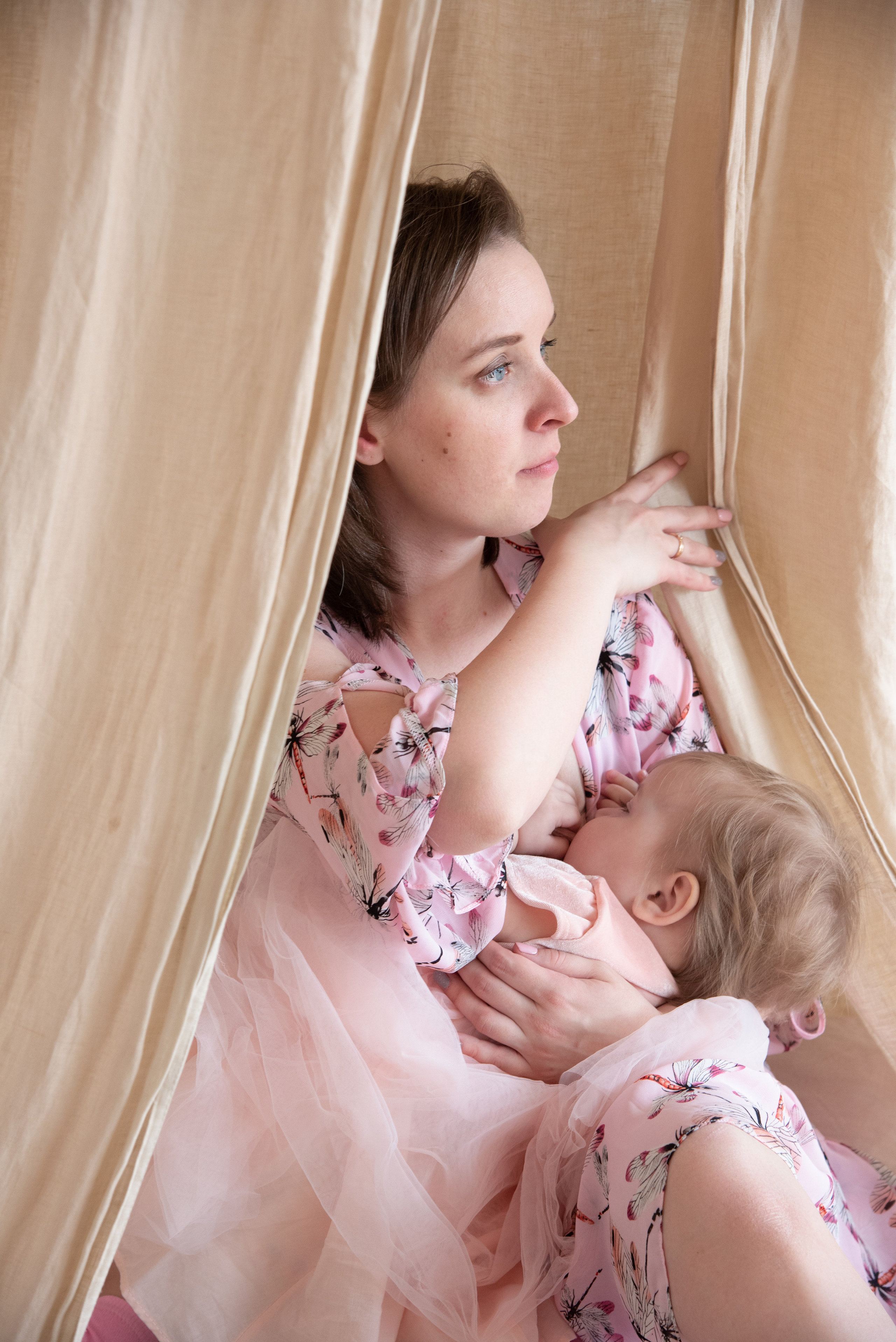 мама кормит дочь грудью