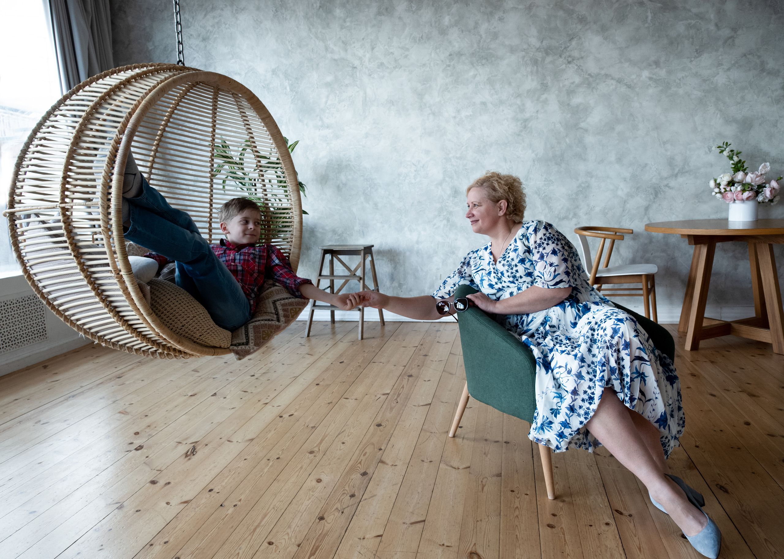 мама и сын держатся за руки