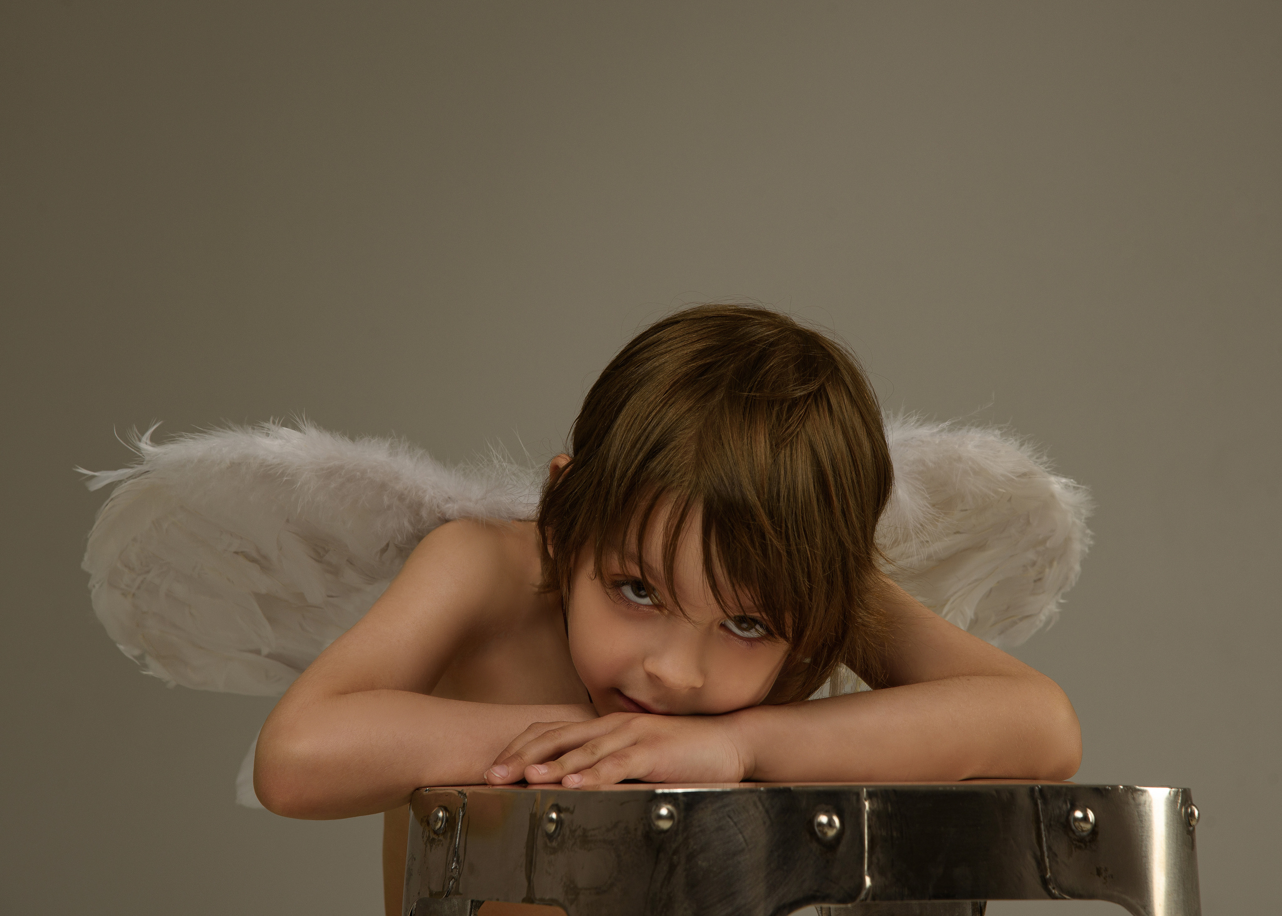 мальчик ангел грустит