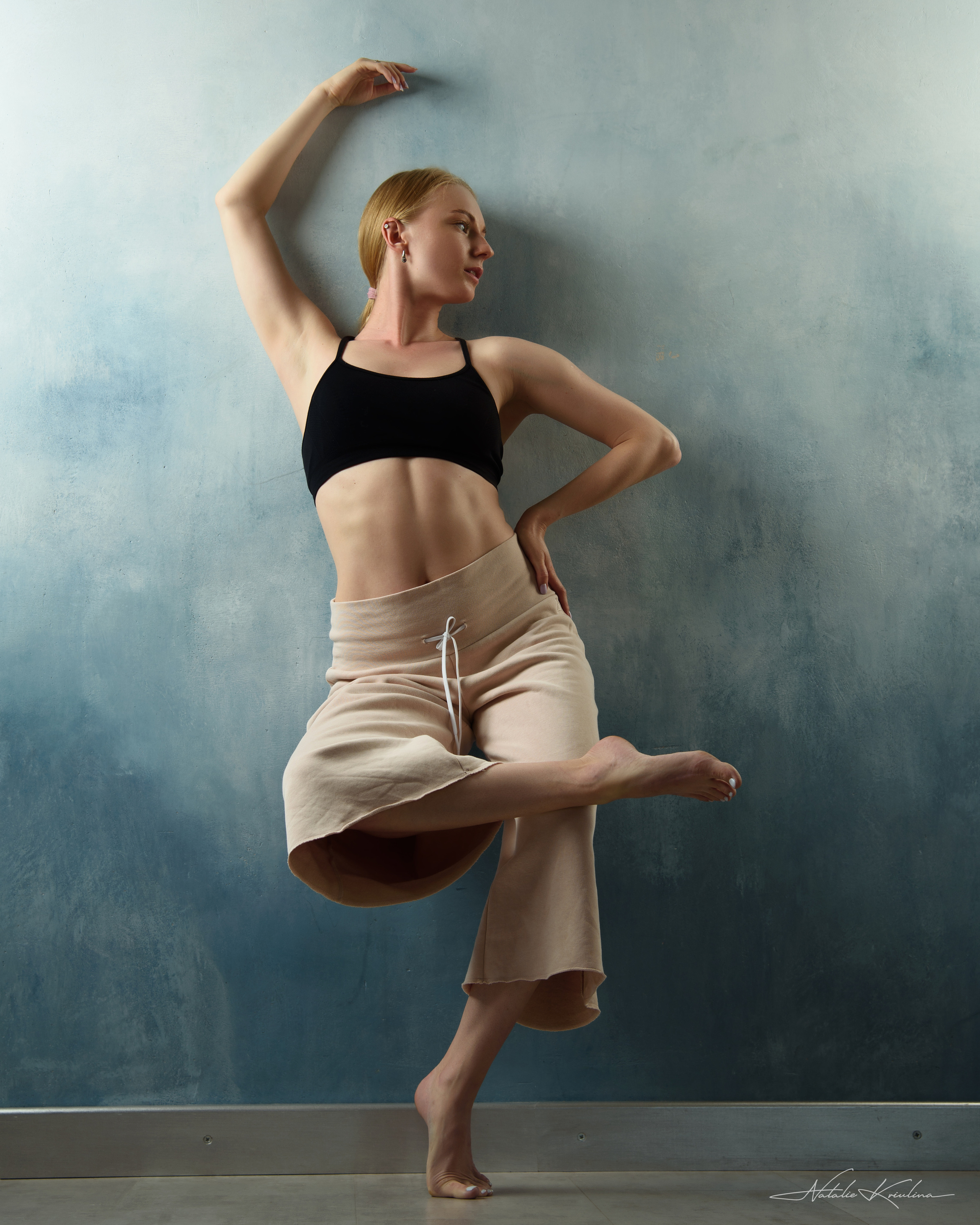 фотосессия в студии танцы женский портрет элегантные движения