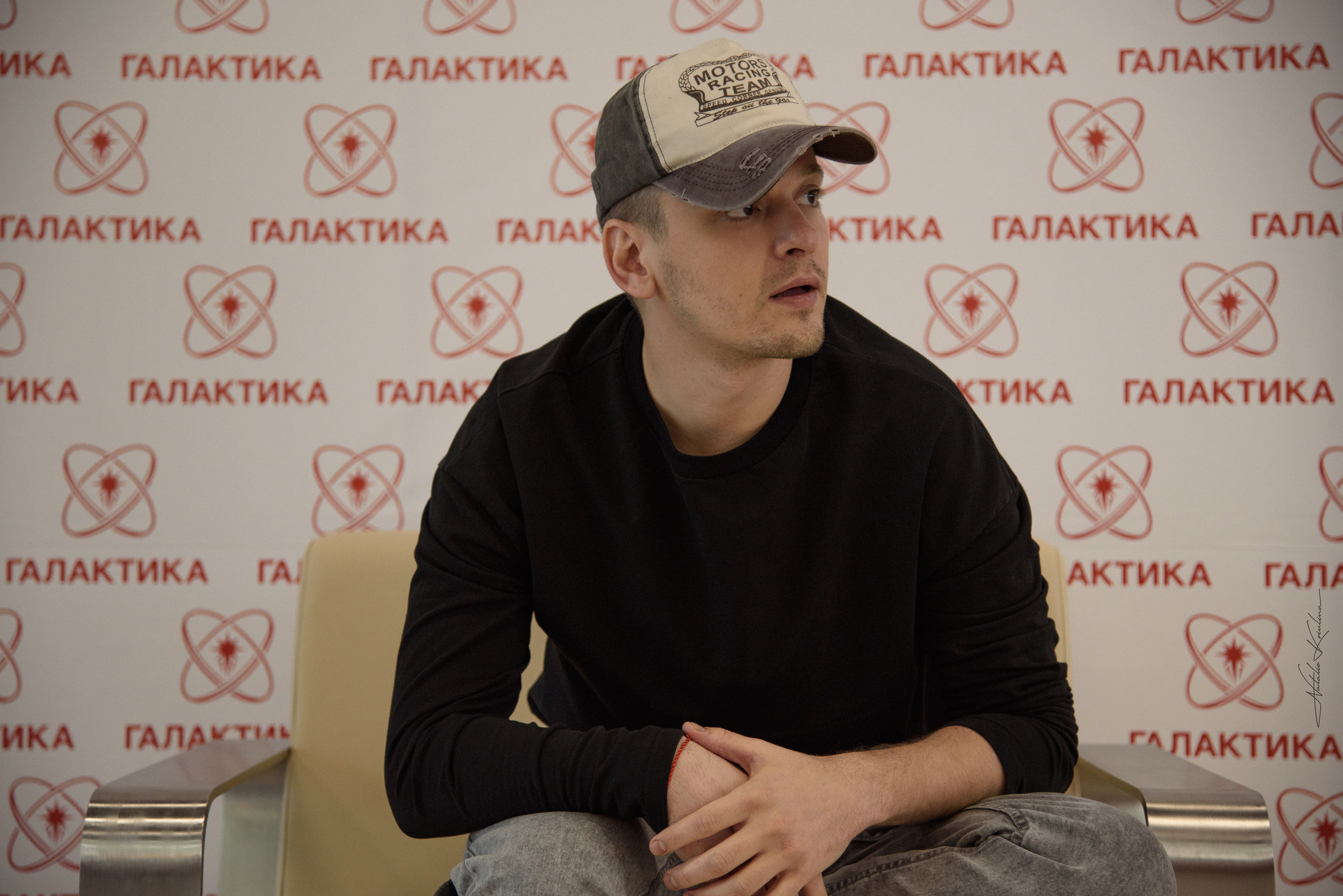 Паша Панамо мужчина в кепке и джинсах сидит в кресле