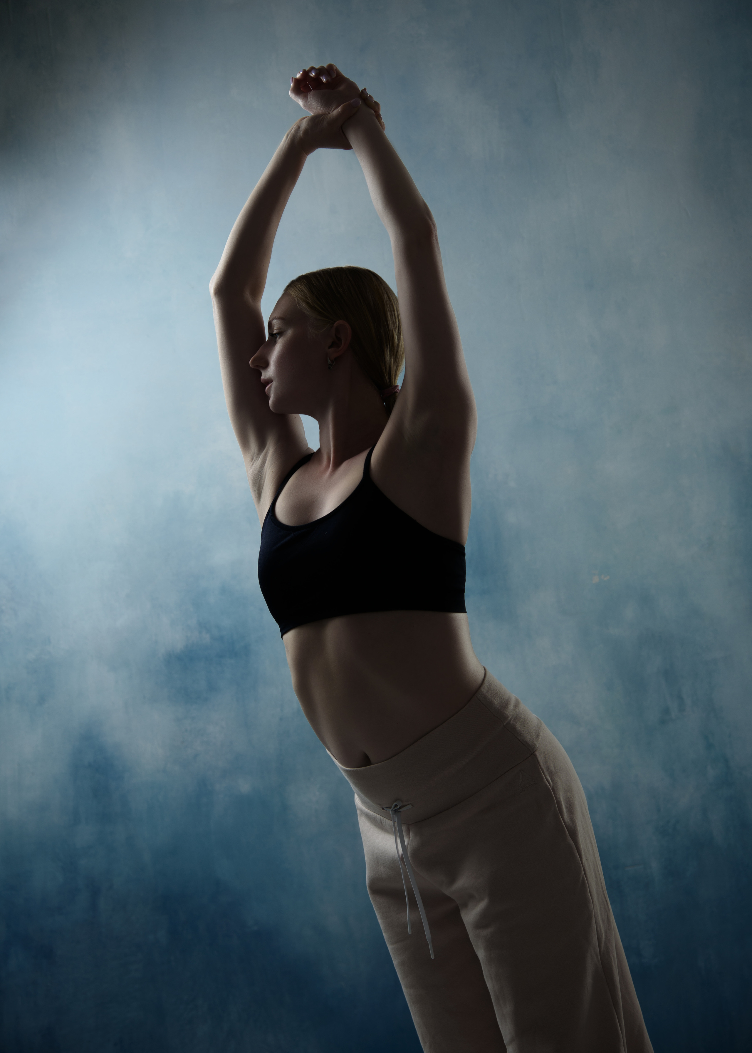 девушка танцует на бело голубом фоне портретная фотосессия