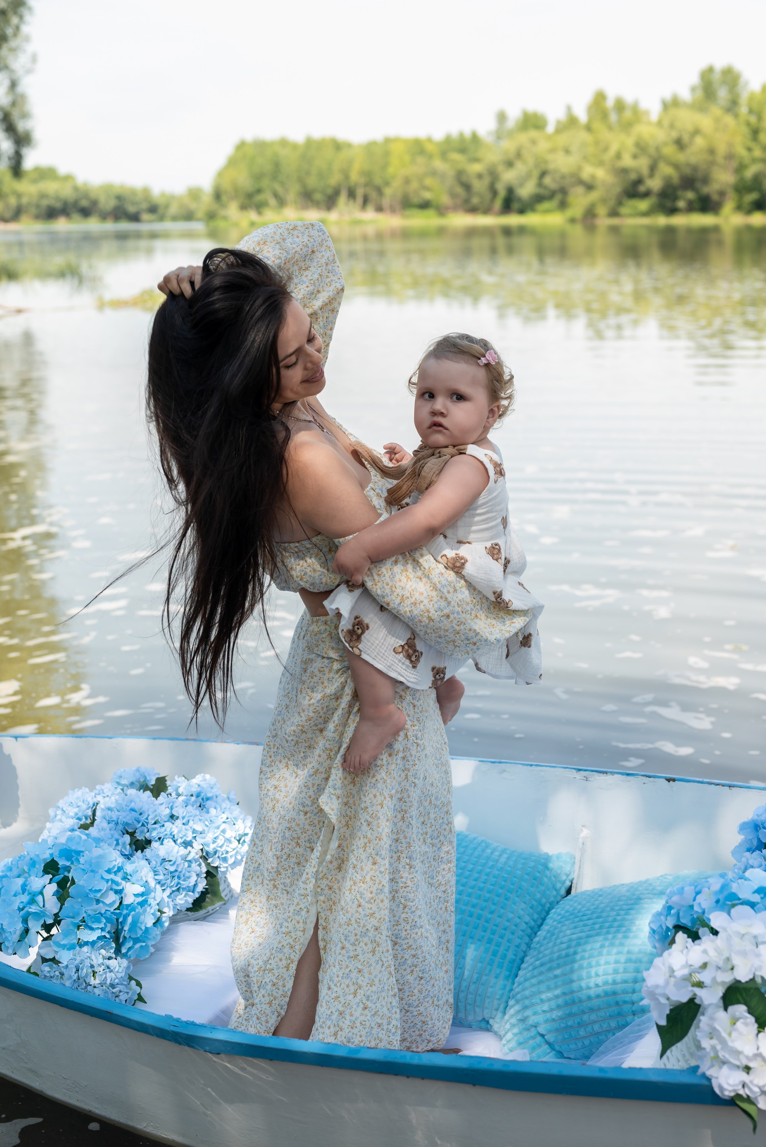 Фотопроект на лодке с голубыми гортензиями. Фотограф в городе Салават