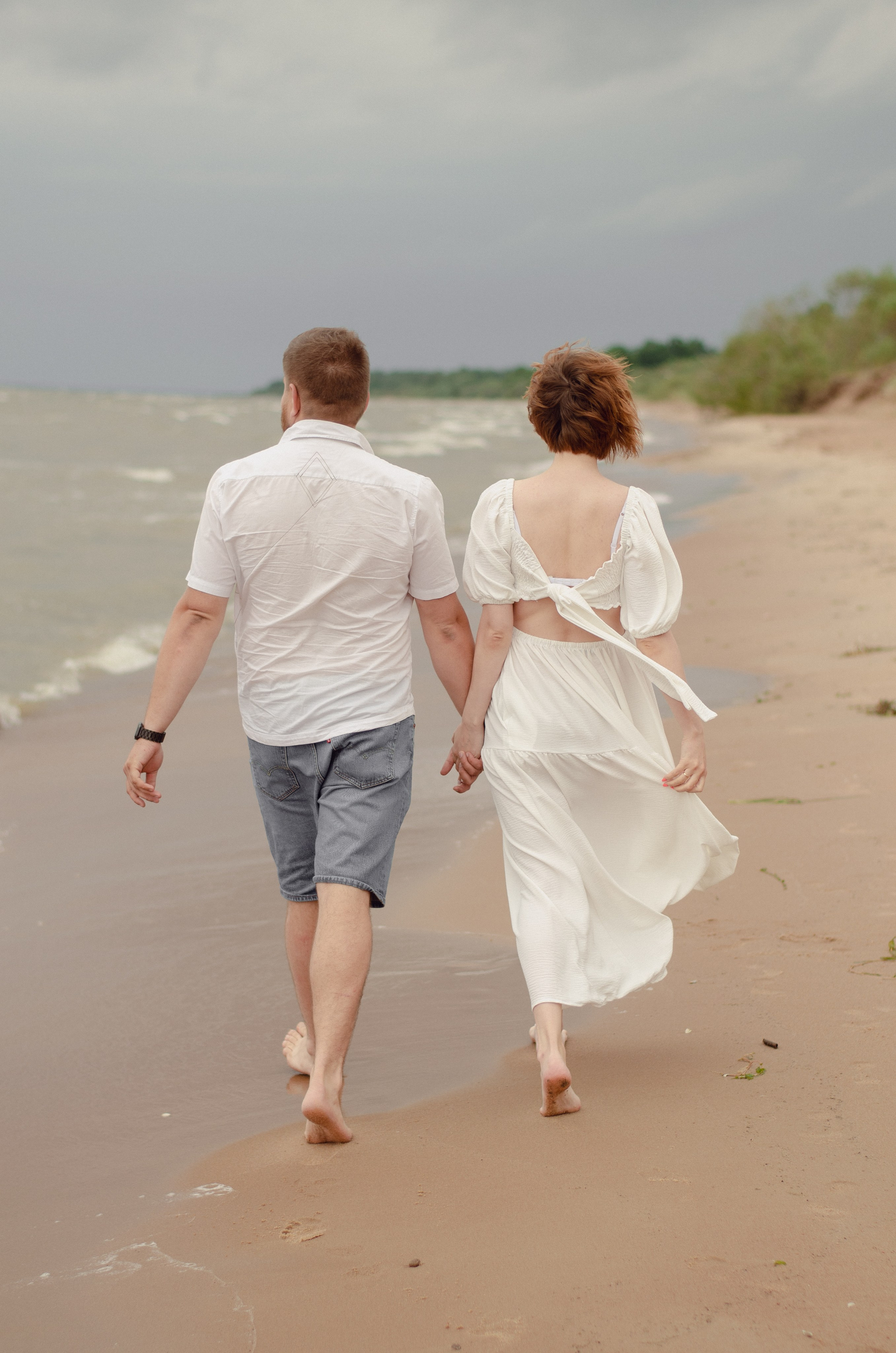 Пара на берегу озера