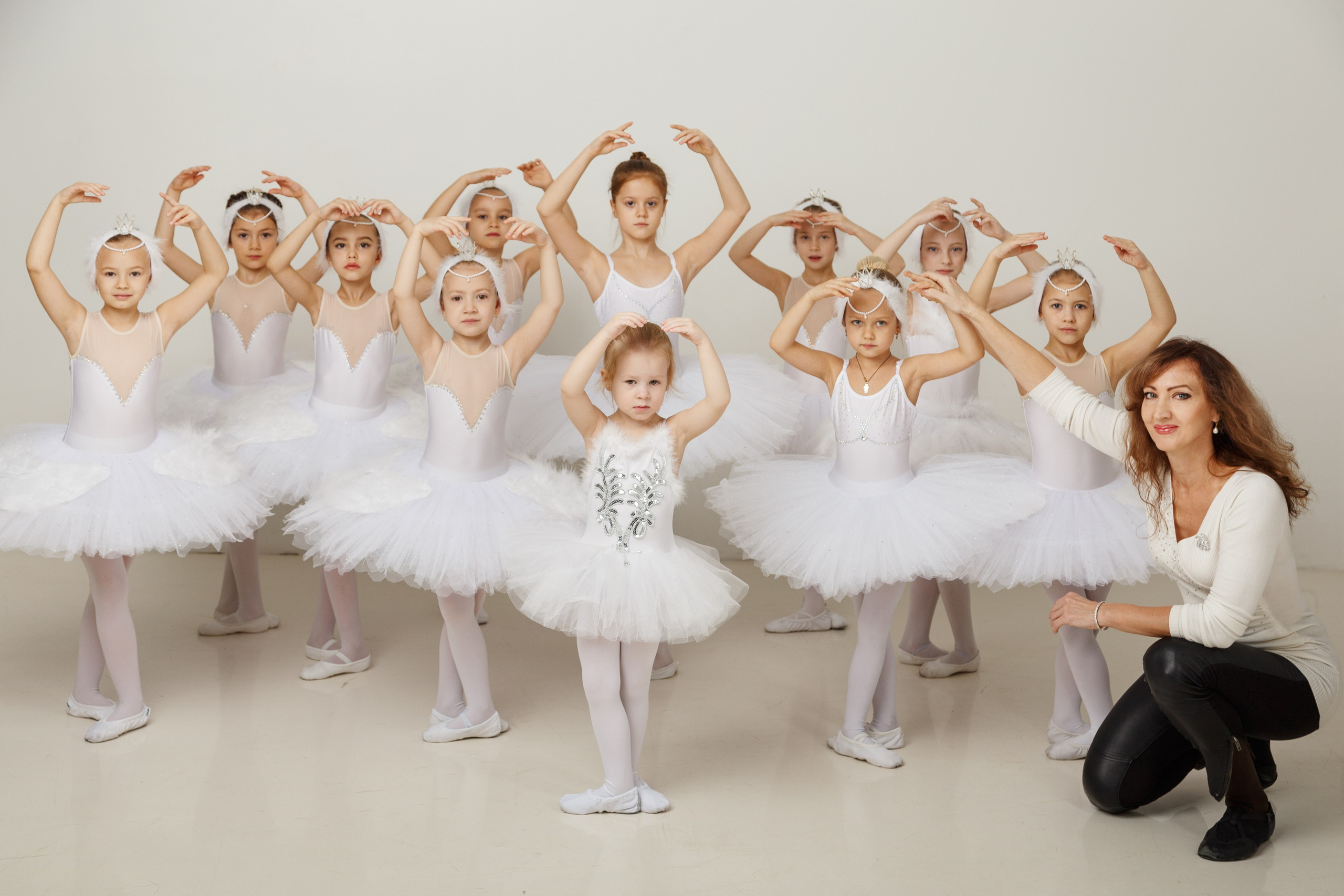 Фотосессия детской балетной школы: юные танцовщицы в белых пачках