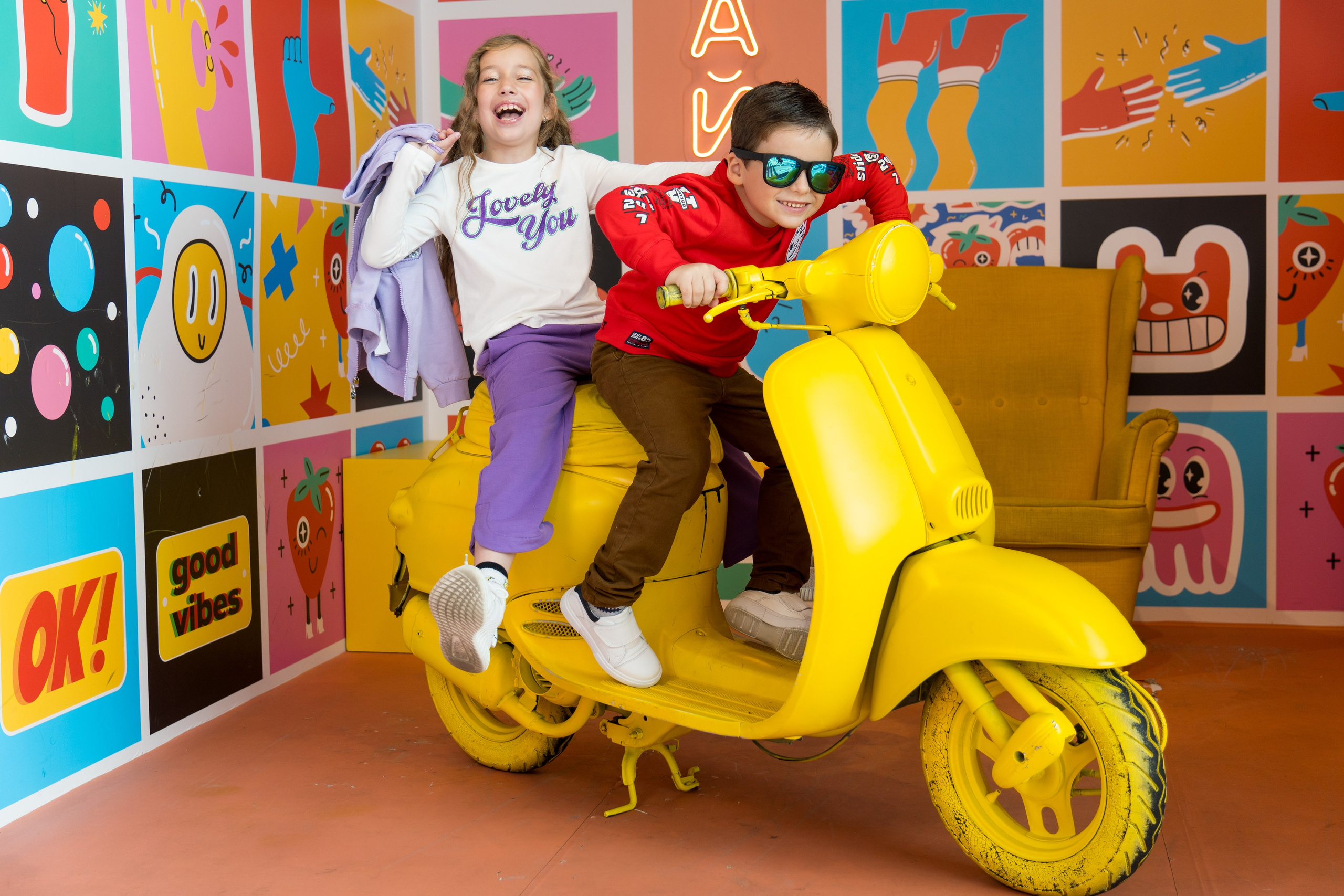 детская фотосессия в студии на желтом мотоцикле