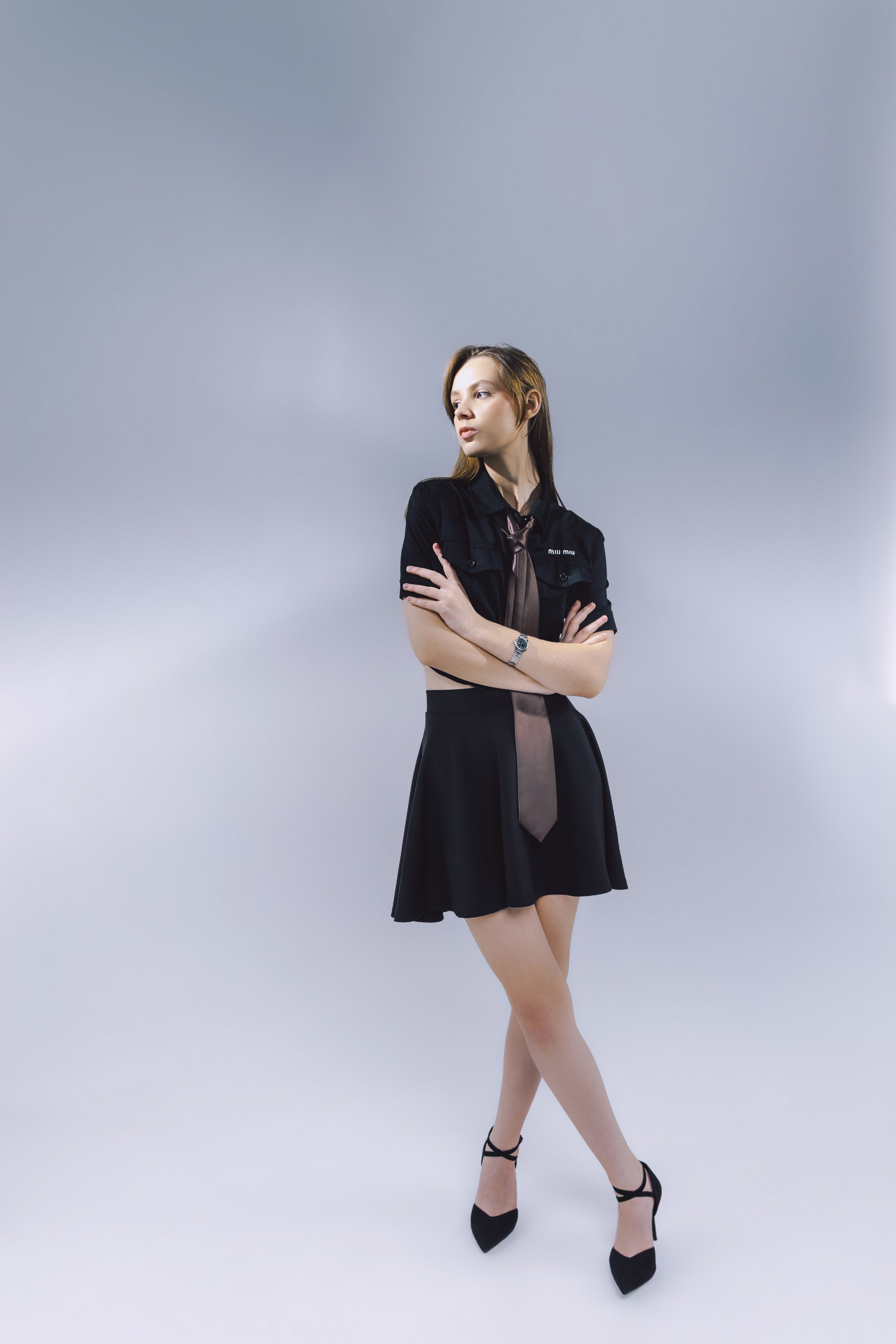 Как передать расслабленность и стиль в студийной фотосессии: пример с моделью.