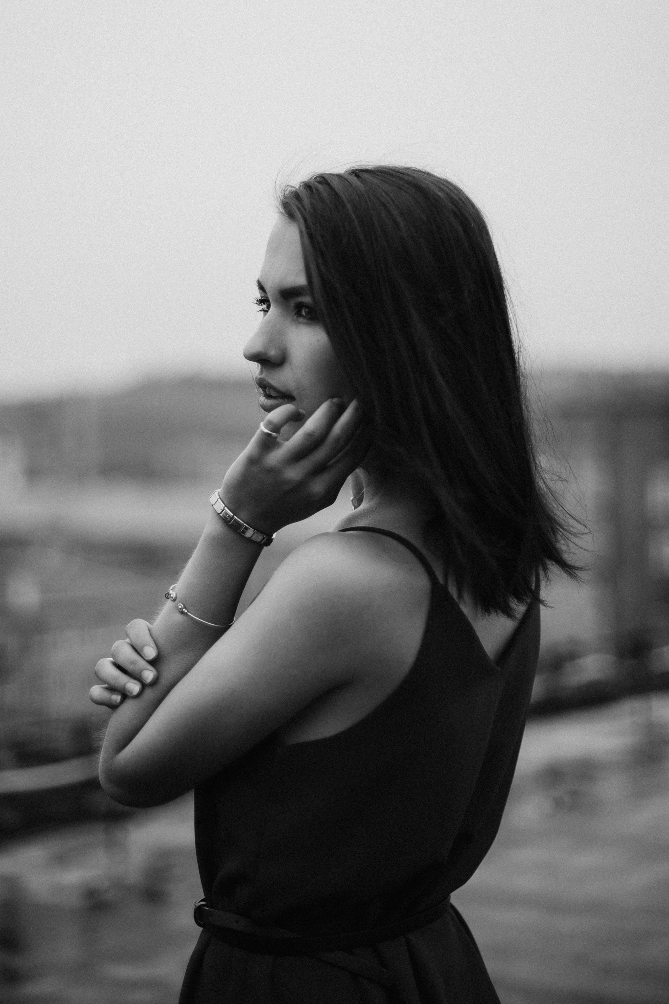 Черно-белая женская фотосессия на крыше в Красноярске