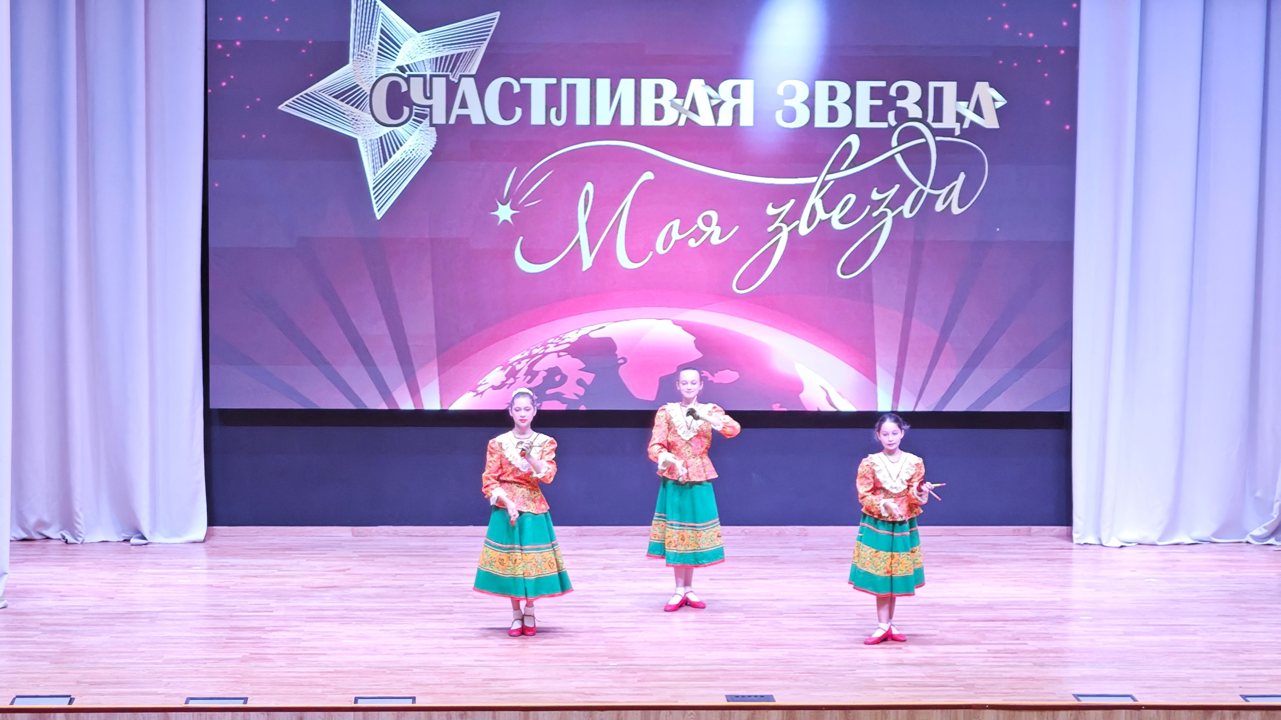 1 ноября 2025 г, г. Бохтар, Таджикистан. Золотое яблочко