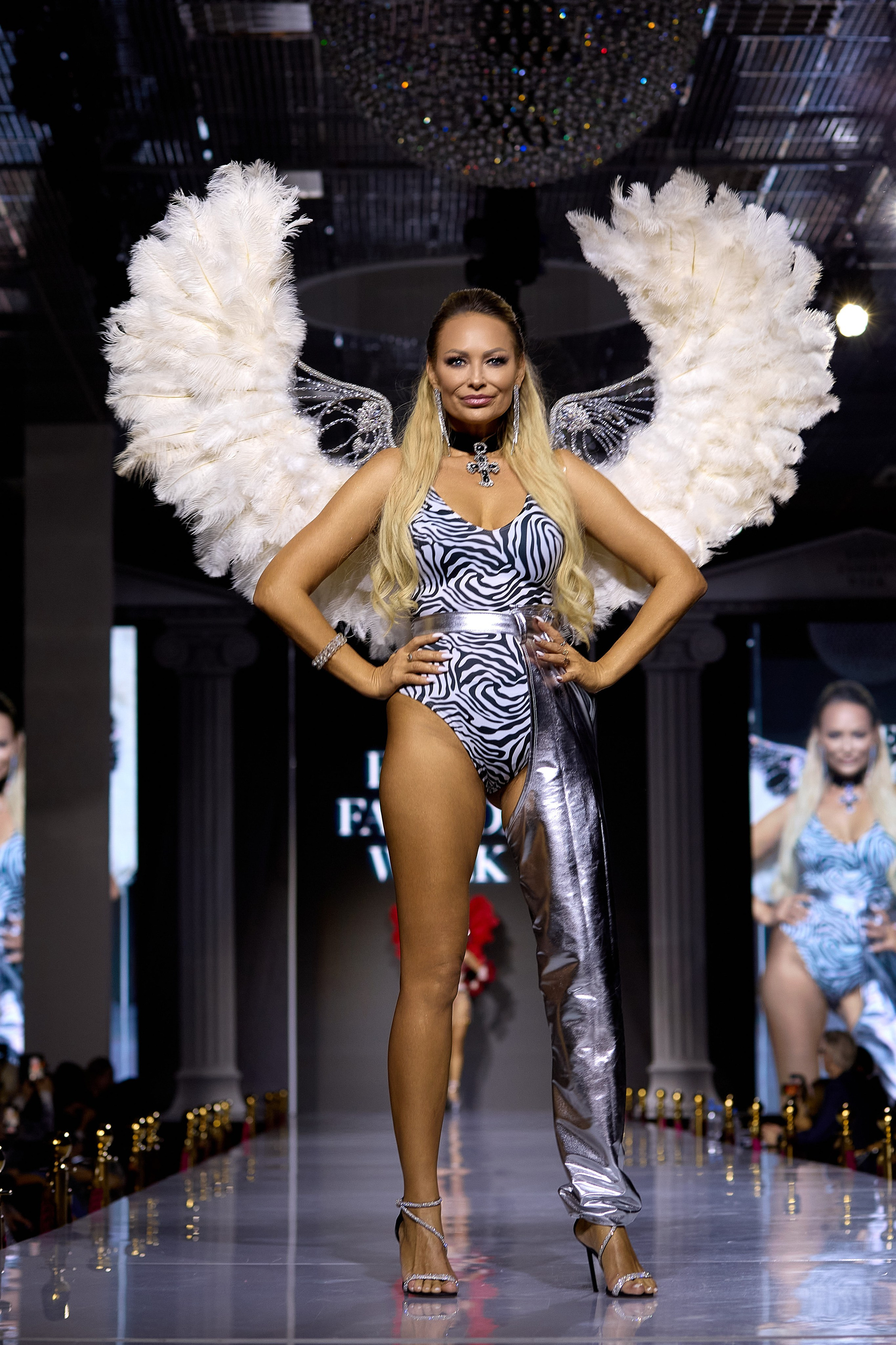 Показ в стиле Victoria's Secret | Ювелирная неделя моды «Эстет»