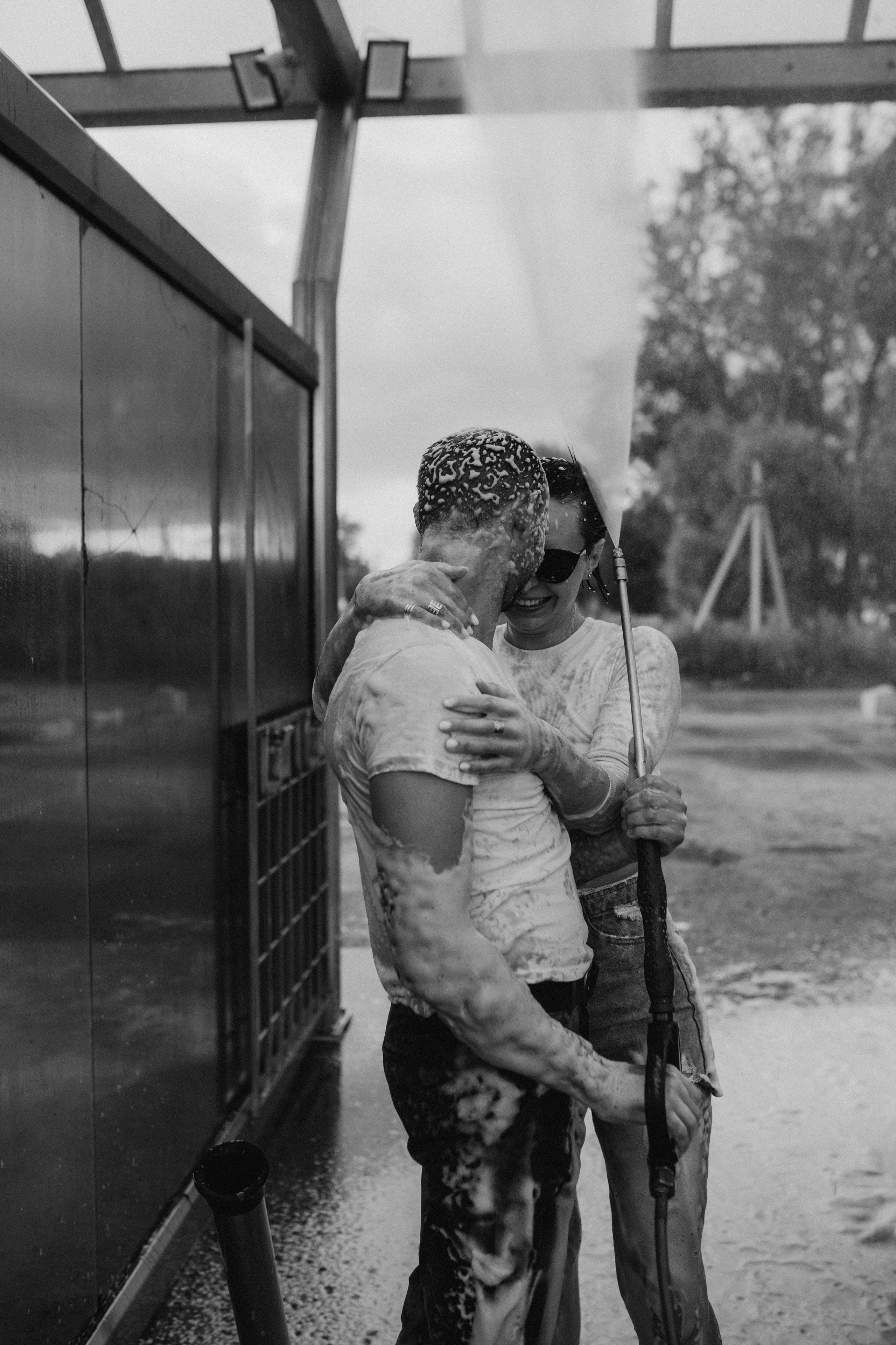 Любовь на одной из городских автомоек. Свадебный фотограф Новосибирск