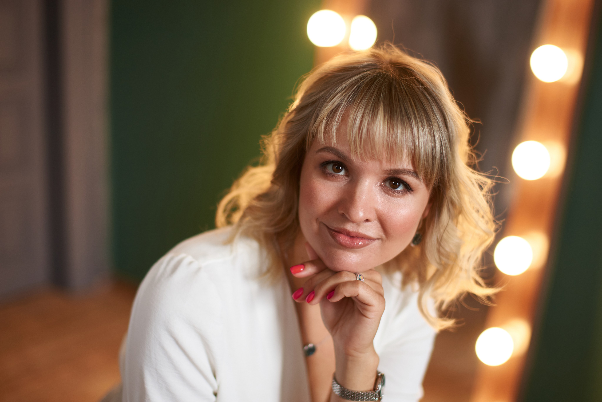 Портреты для Юли в интерьерной студии. Репортажный и женский фотограф в Новосибирске