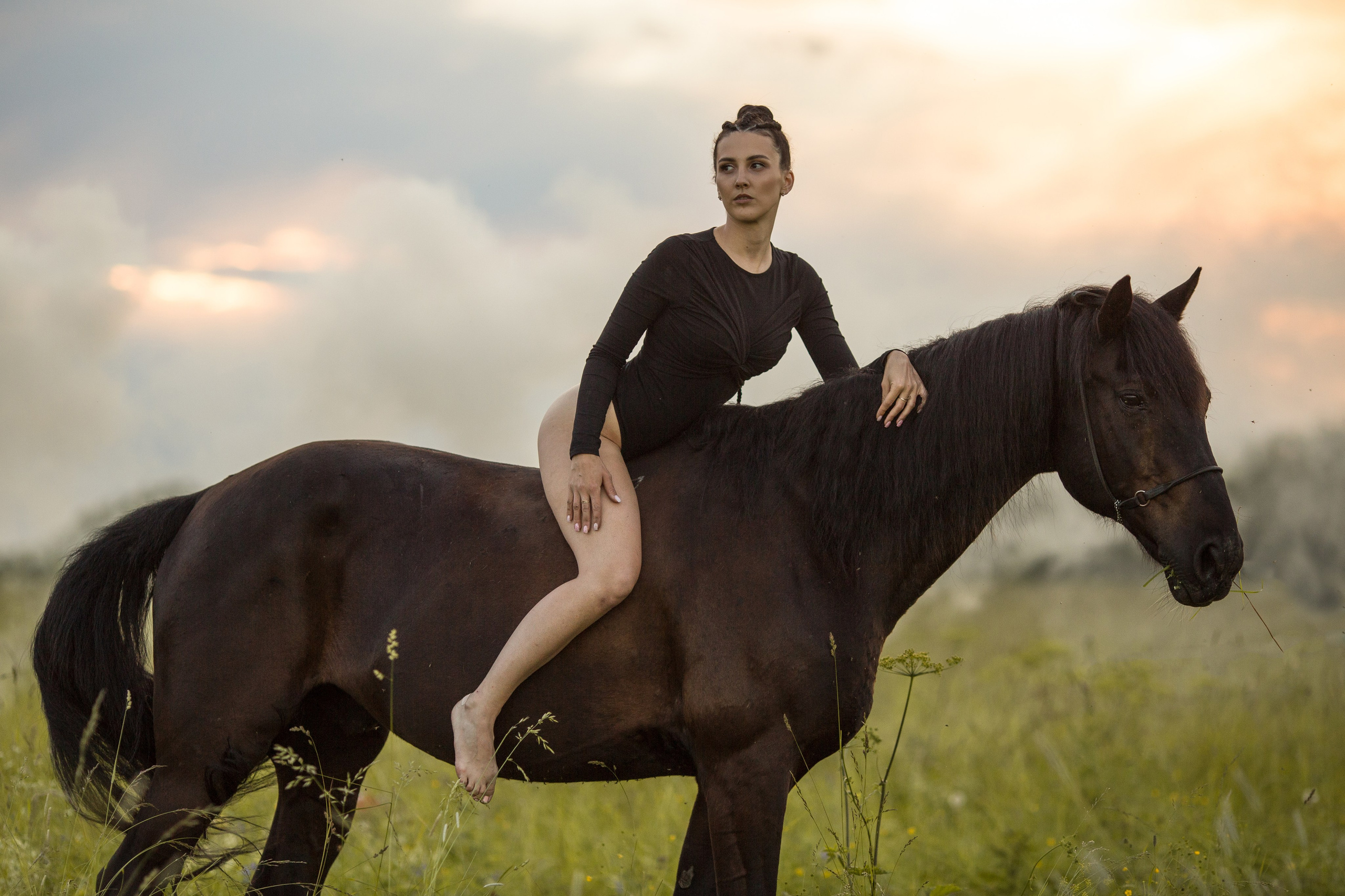 Фотосессия с лошадью в купальнике в поле