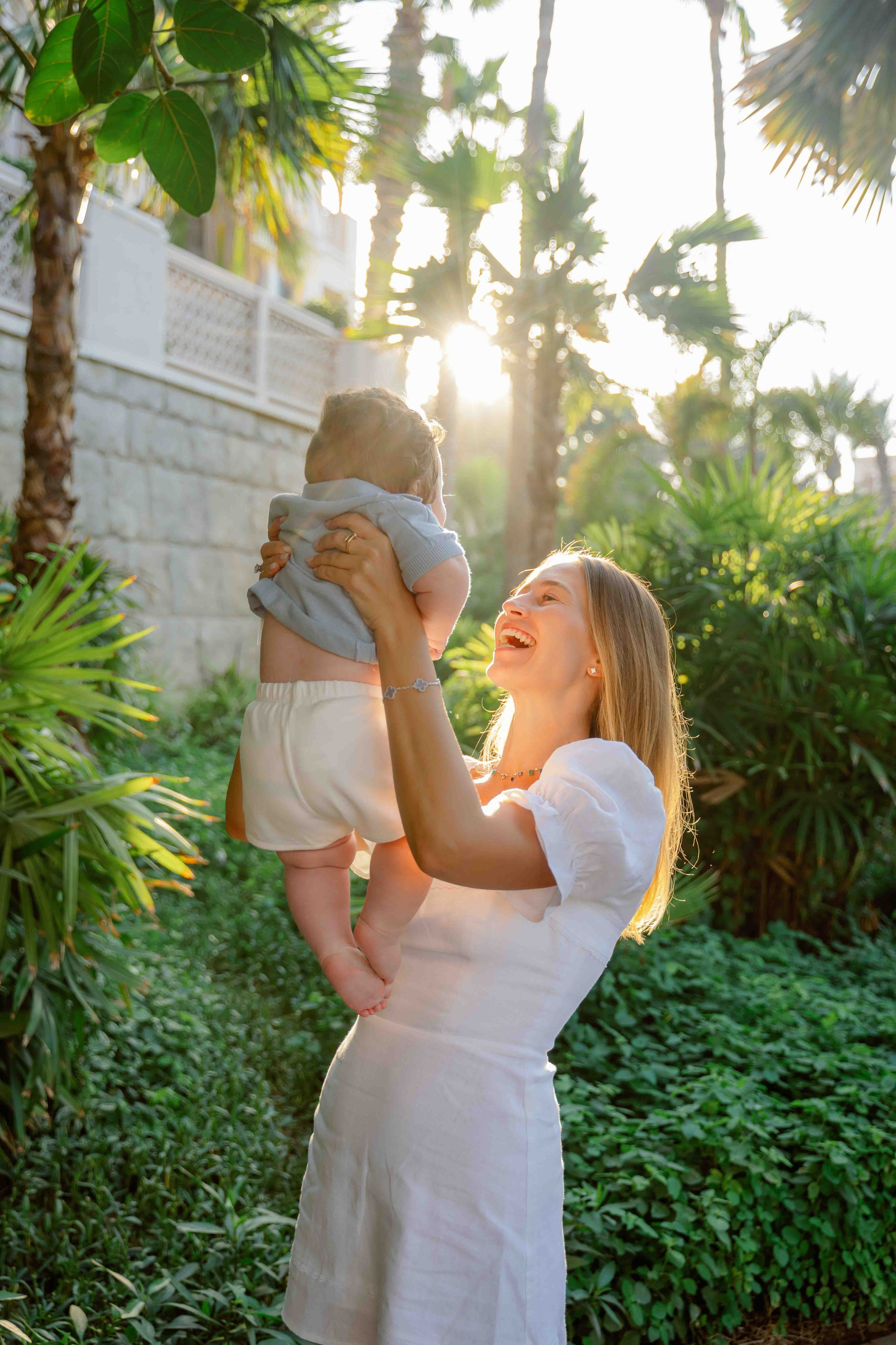 Фотосессия большой семьи в светлых тонах в зелени. Фотограф и видеограф в Москве и Абу Даби Мария Кулагина
