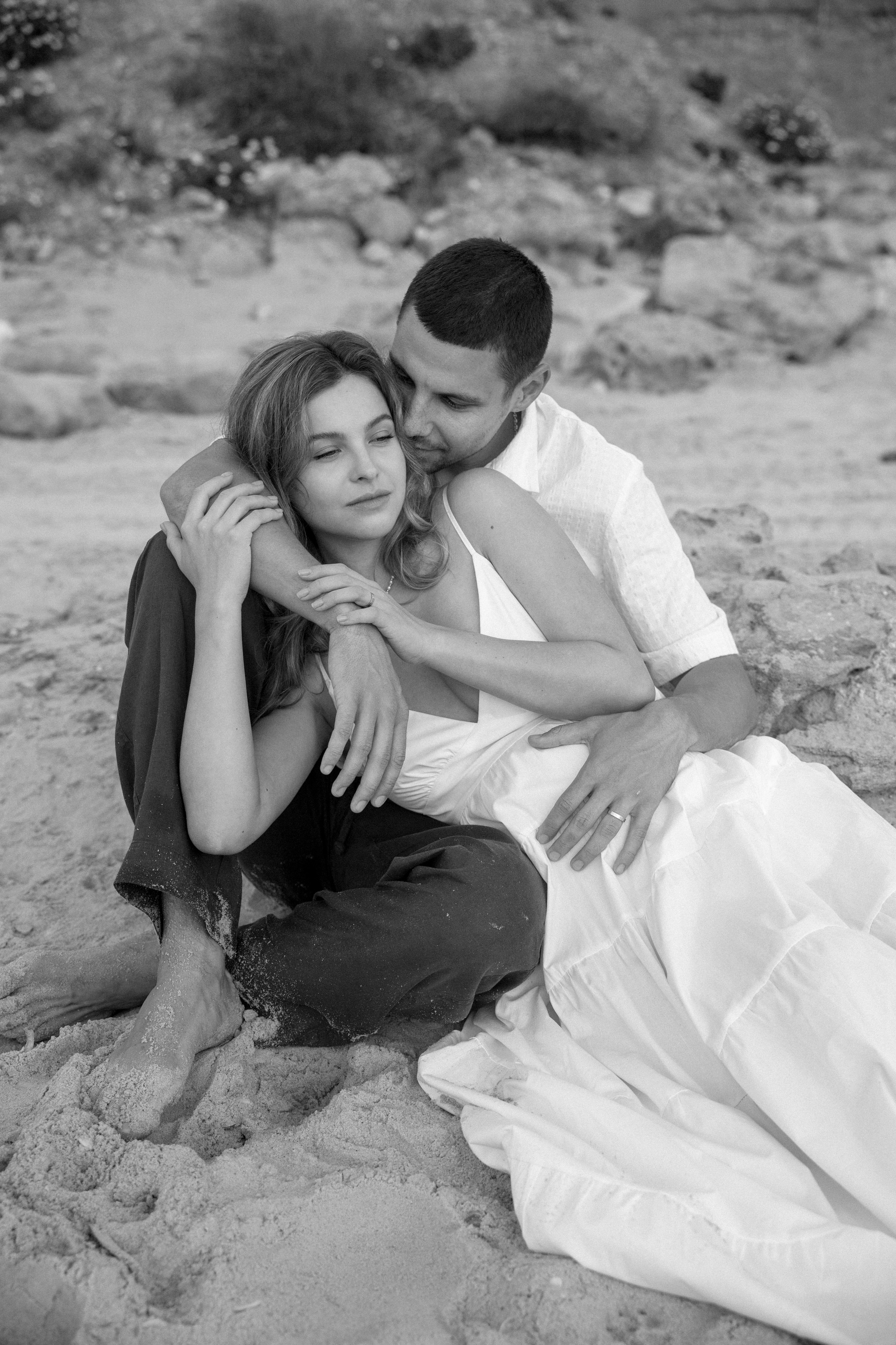 Pregnancy photoshoot near the sea (cloudy weather). Главная