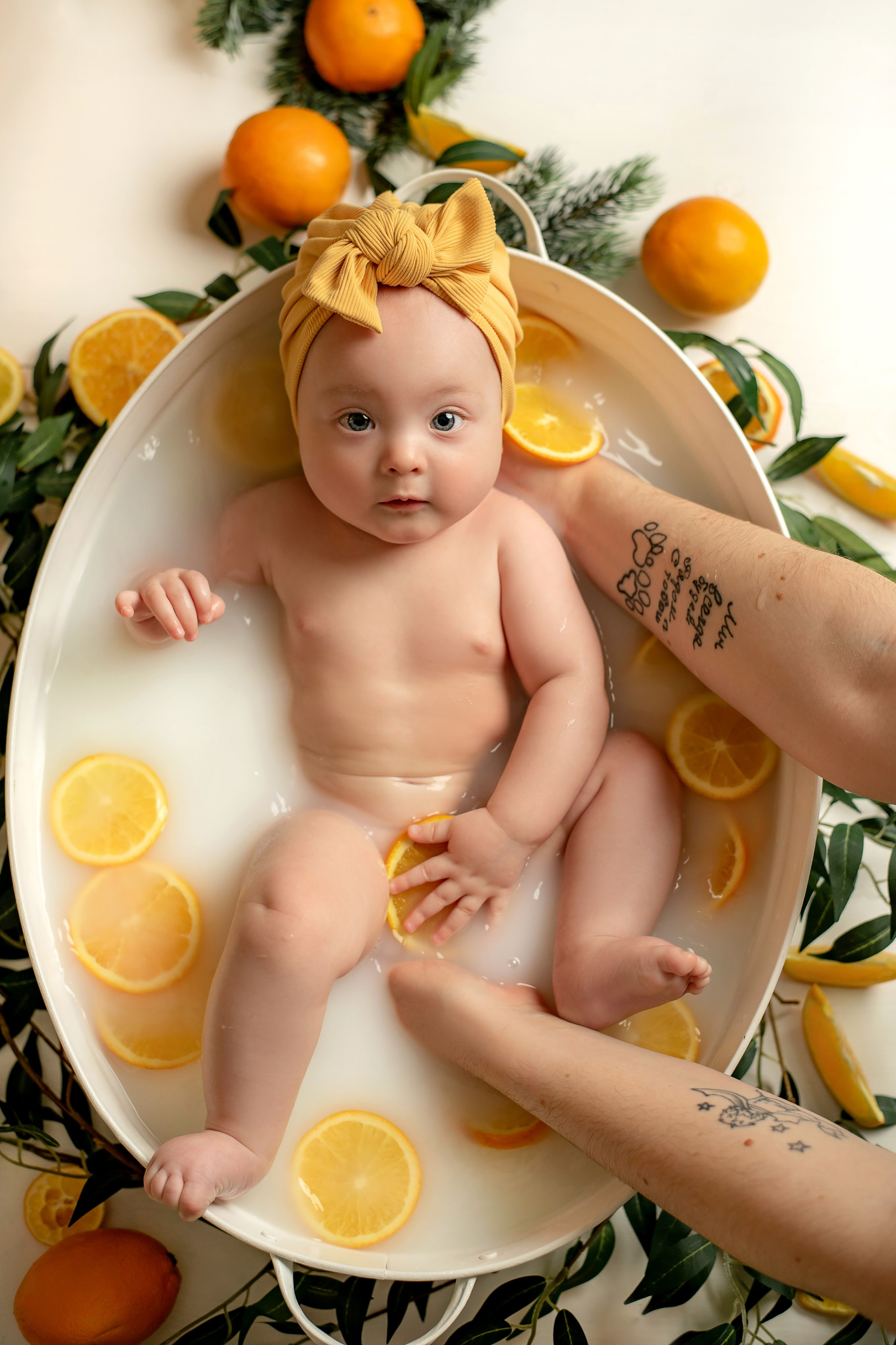 Лиза- купание с апельсинками НГ. Семейный и детский фотограф Наталья Горда